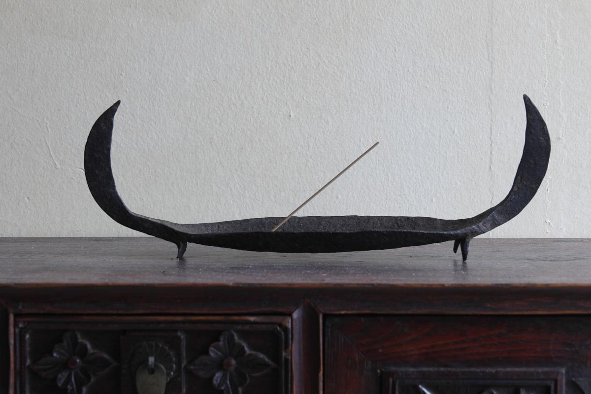 Alte Eisenwaren aus dem 18. Jahrhundert.

Es ist ein altes Eisengeschirr, das bei balinesischen Zeremonien verwendet wird. Dieser Artikel hat die Form eines Wasserbüffelhorns und ist äußerst selten.

Es gibt keine unnötige Dekoration, es herrscht