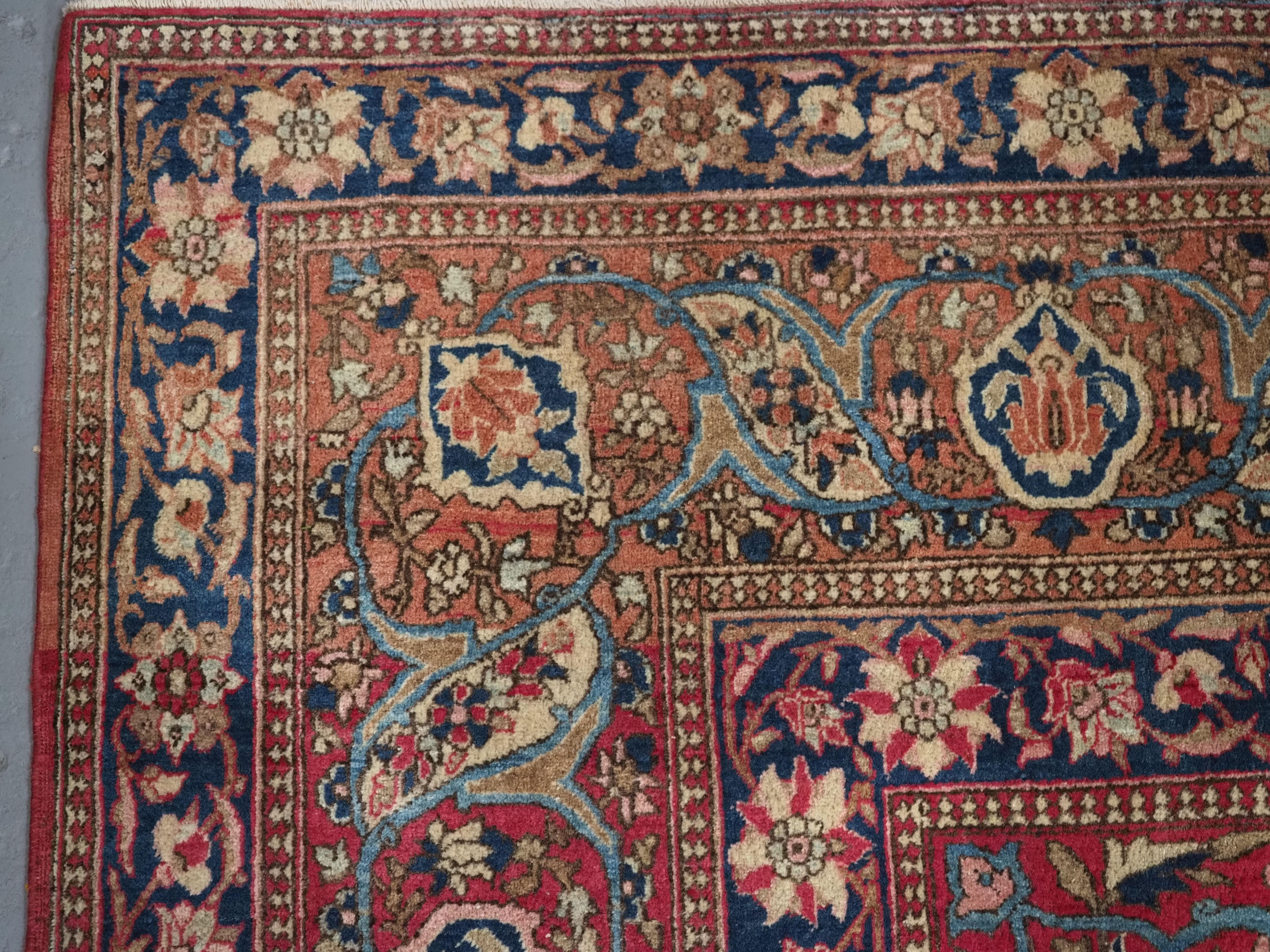 Antique Isfahan carpet of classic design, with pastel shades, circa 1900. For Sale 4
