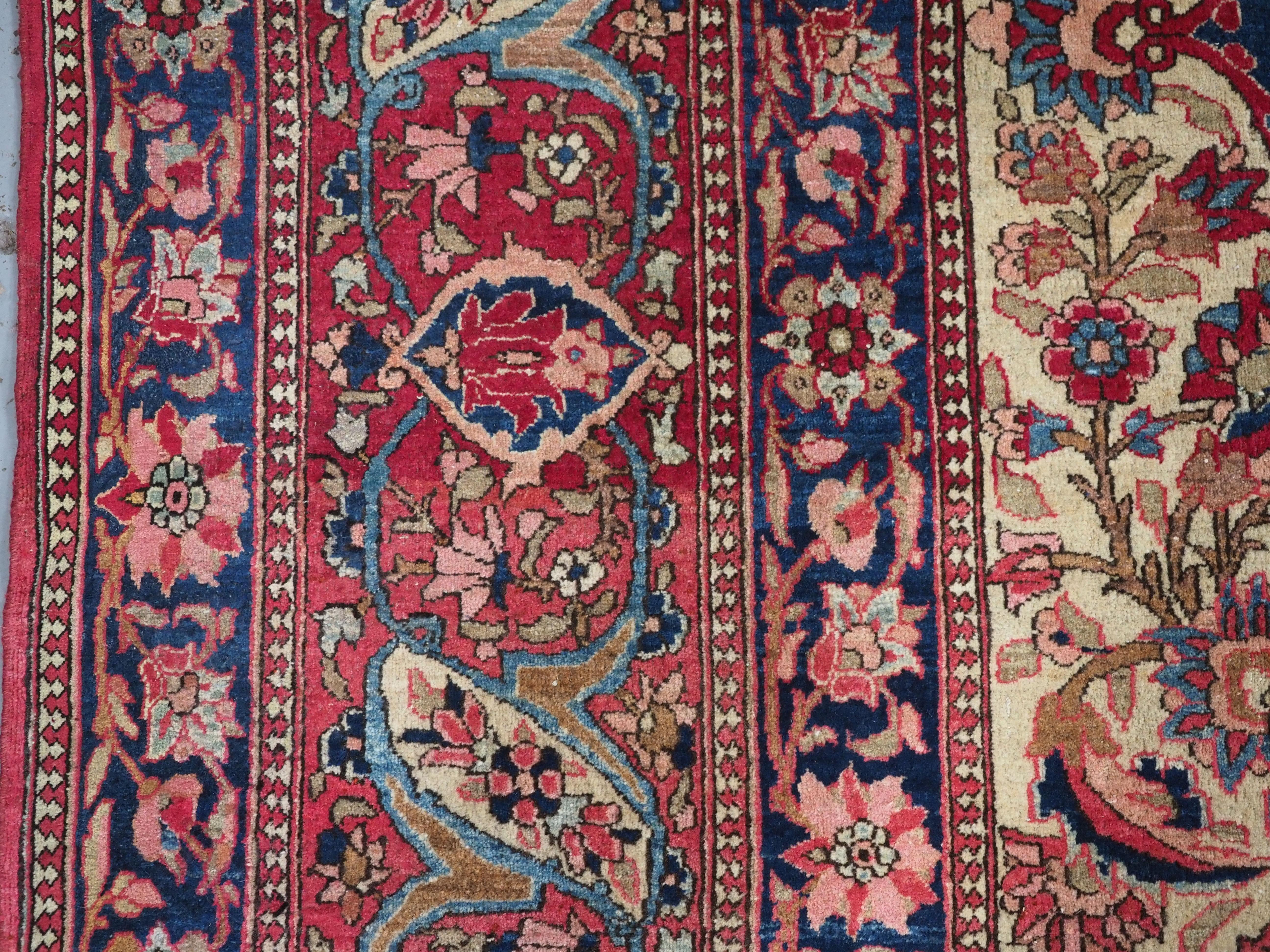 Antique Isfahan carpet of classic design, with pastel shades, circa 1900. For Sale 5