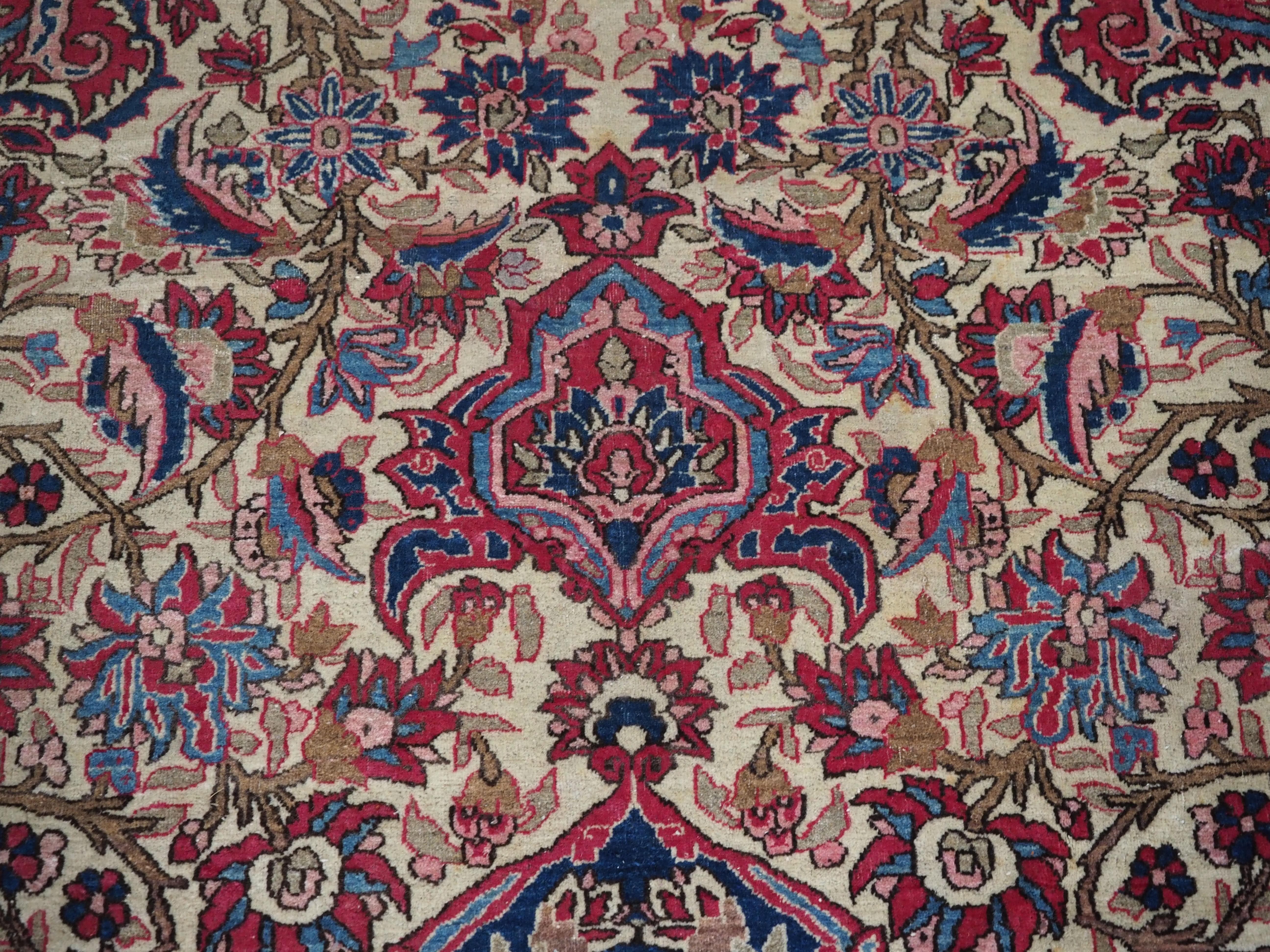 Antique Isfahan carpet of classic design, with pastel shades, circa 1900. For Sale 7
