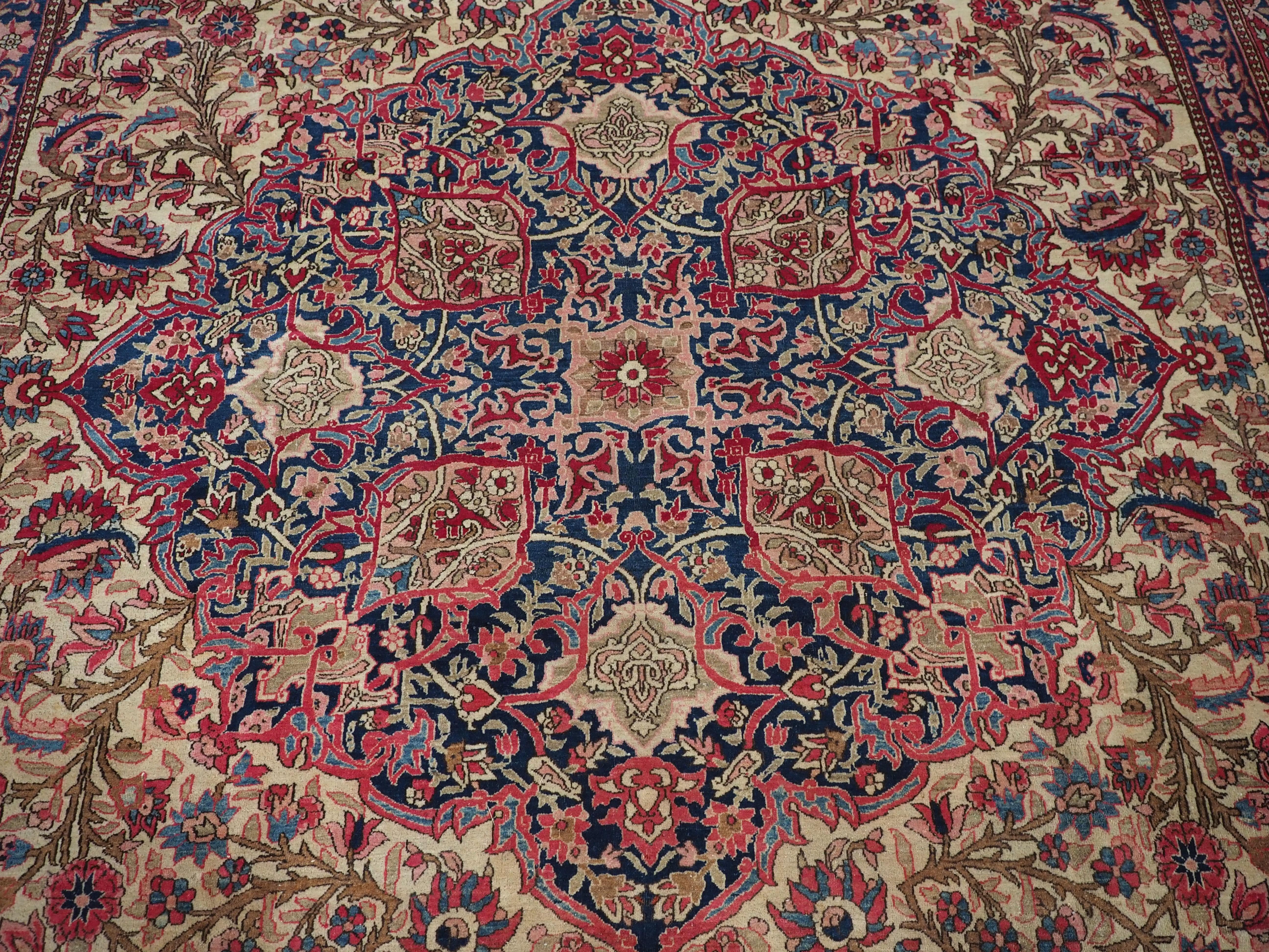 Antique Isfahan carpet of classic design, with pastel shades, circa 1900. For Sale 8