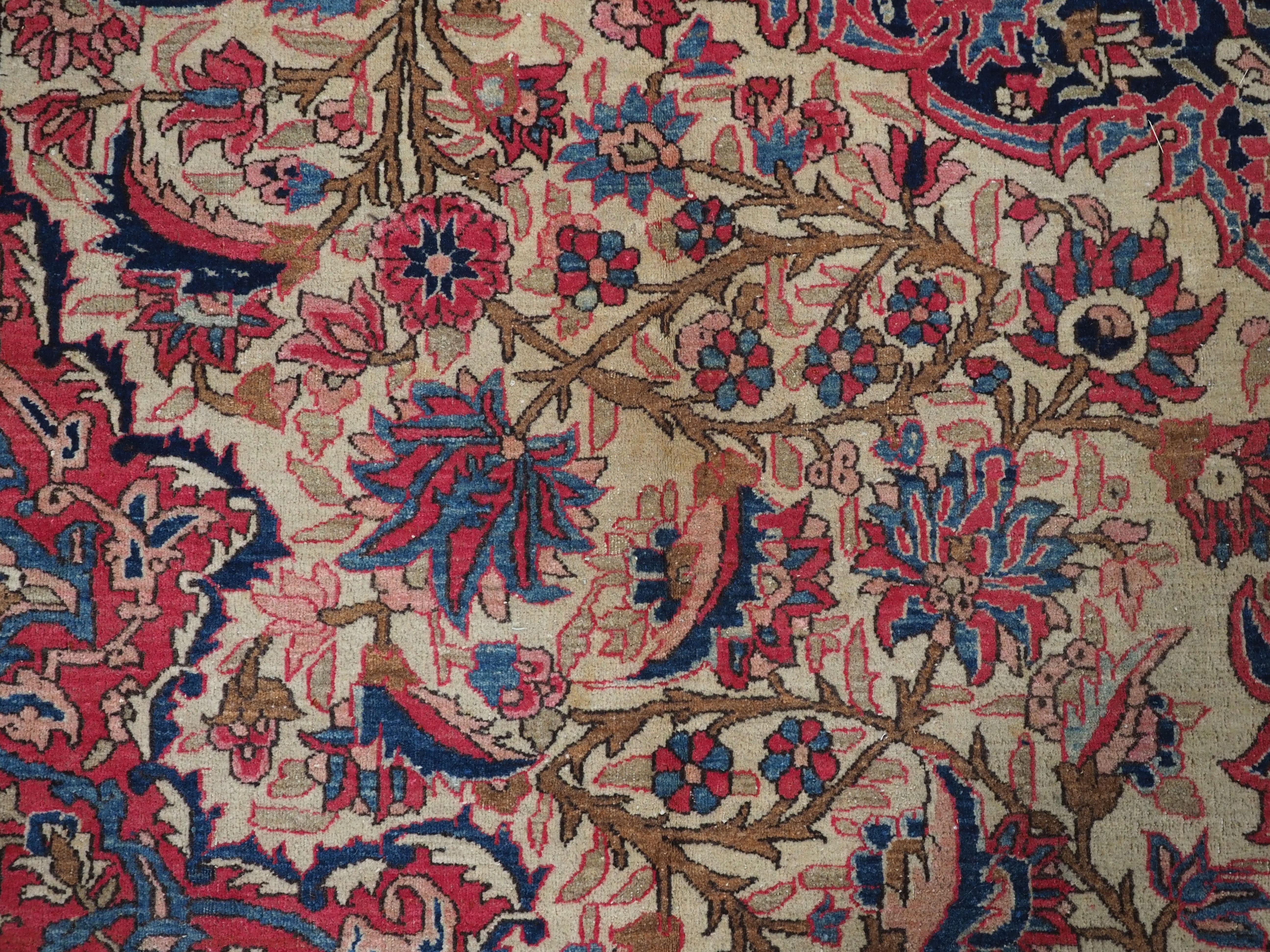 Antique Isfahan carpet of classic design, with pastel shades, circa 1900. For Sale 11