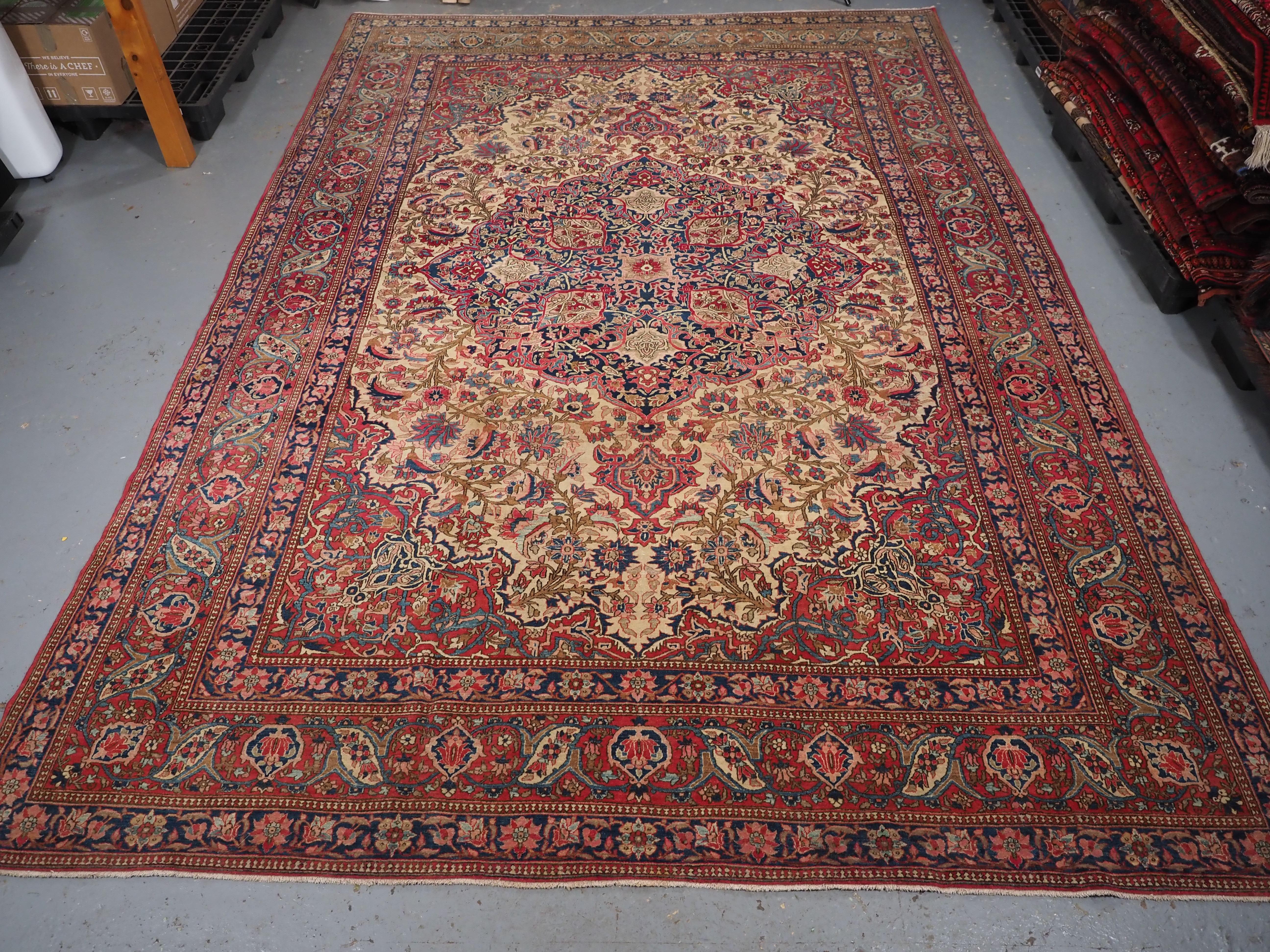 Tappeto Isfahan antico dal design classico con sfumature pastello, circa 1900. In condizioni buone in vendita a Moreton-In-Marsh, GB