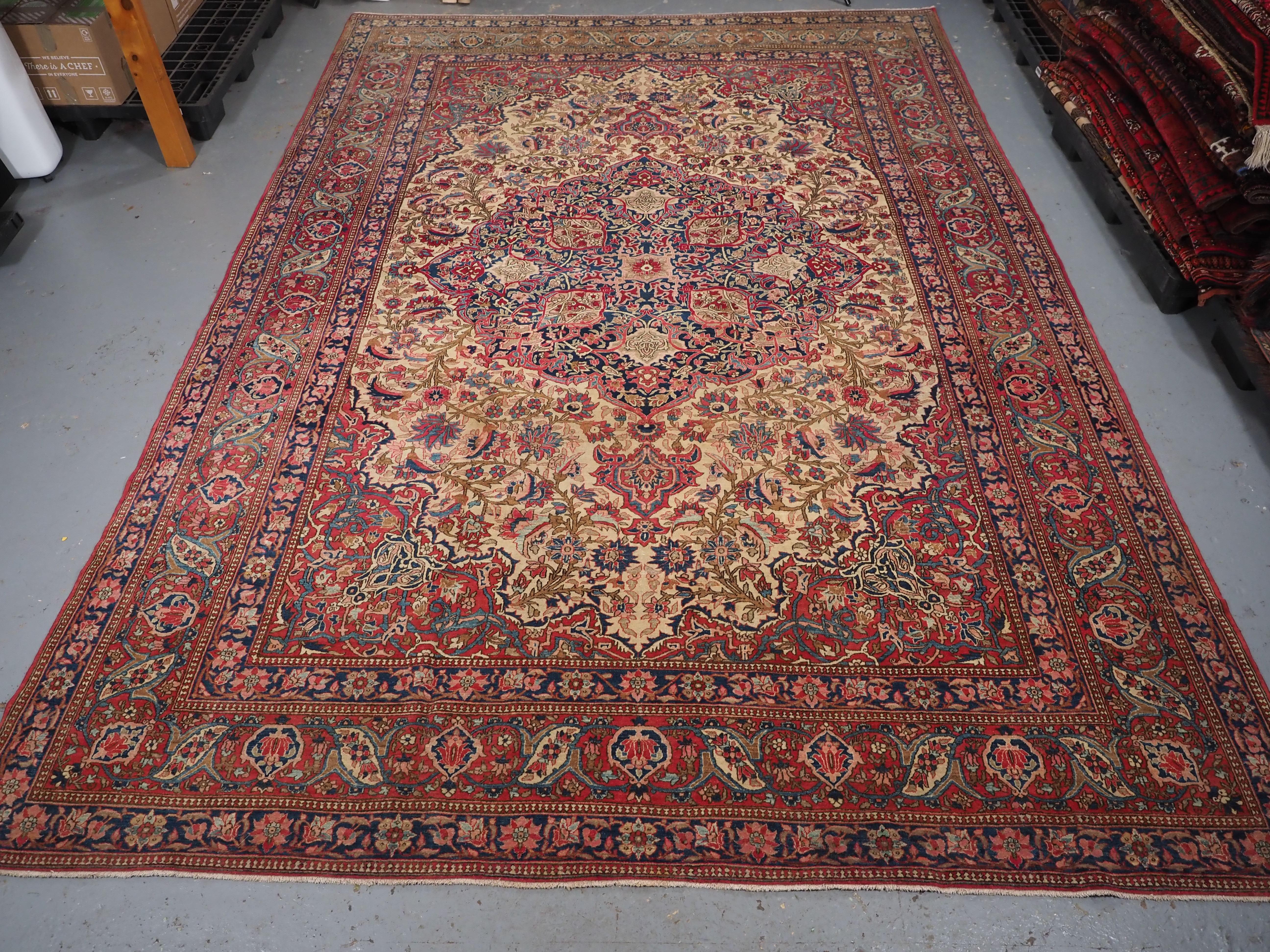 Antique Isfahan carpet of classic design, with pastel shades, circa 1900. In Good Condition For Sale In Moreton-In-Marsh, GB