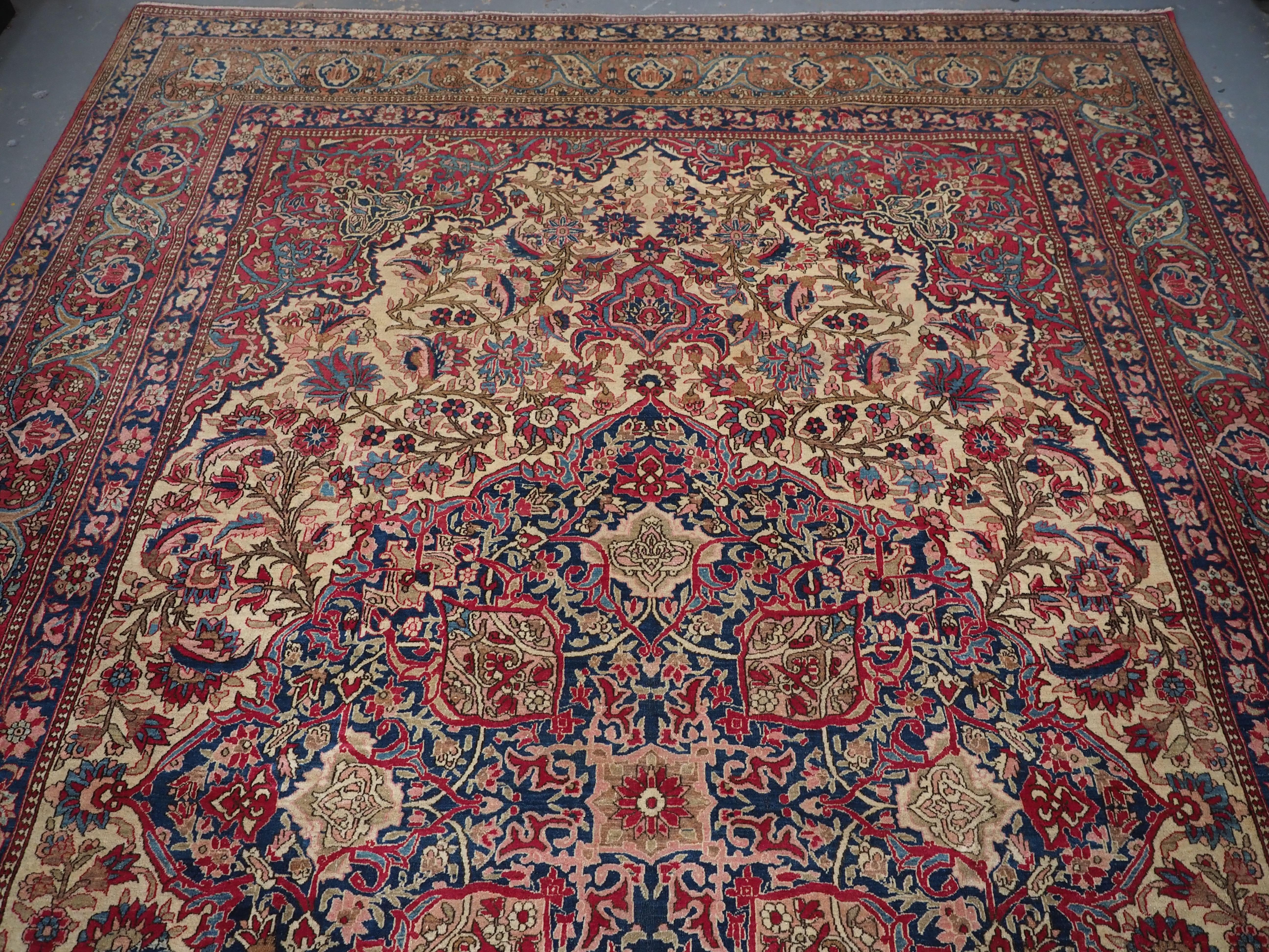 Antique Isfahan carpet of classic design, with pastel shades, circa 1900. For Sale 1