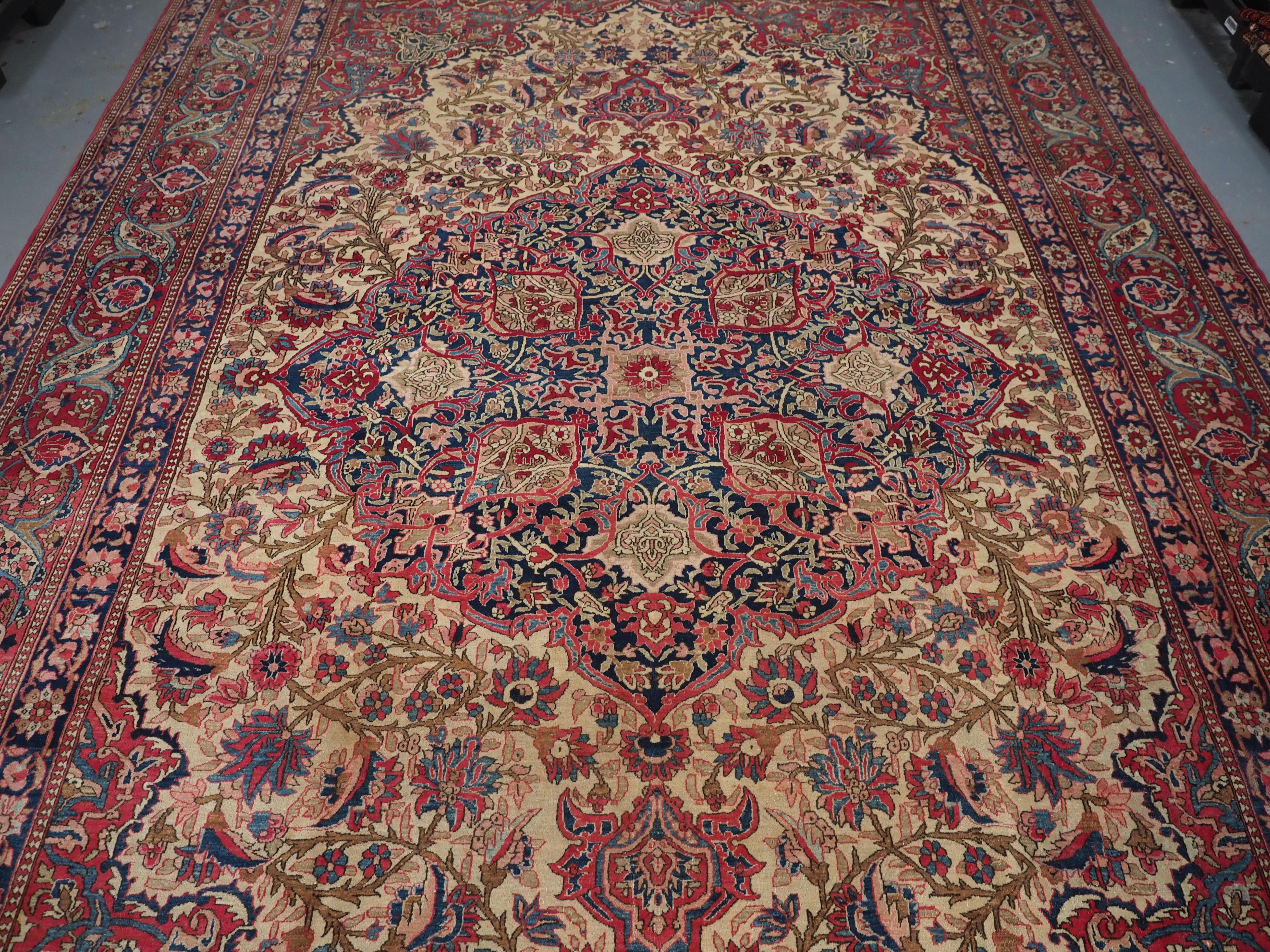 Tappeto Isfahan antico dal design classico con sfumature pastello, circa 1900. in vendita 2