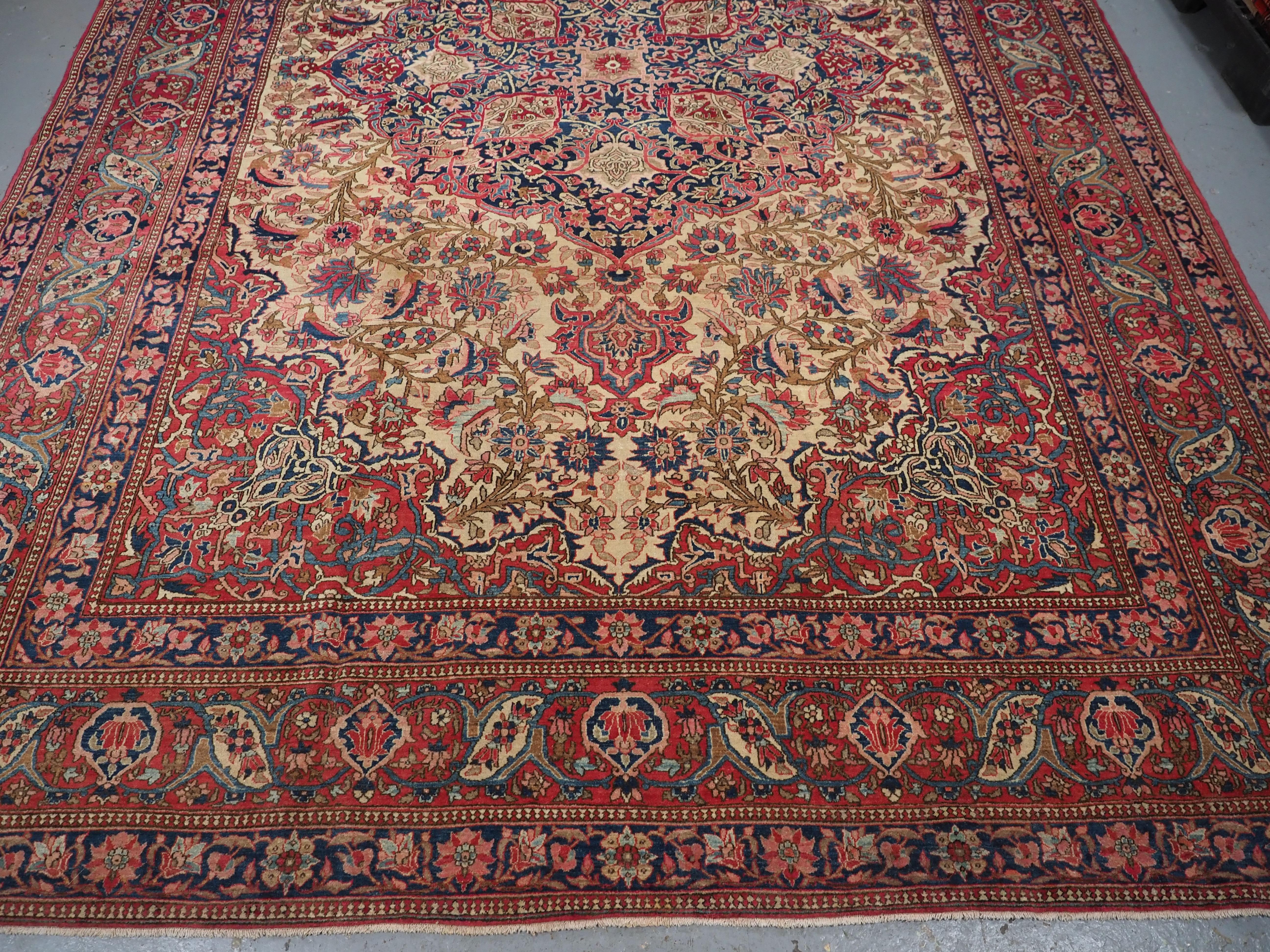 Antique Isfahan carpet of classic design, with pastel shades, circa 1900. For Sale 3