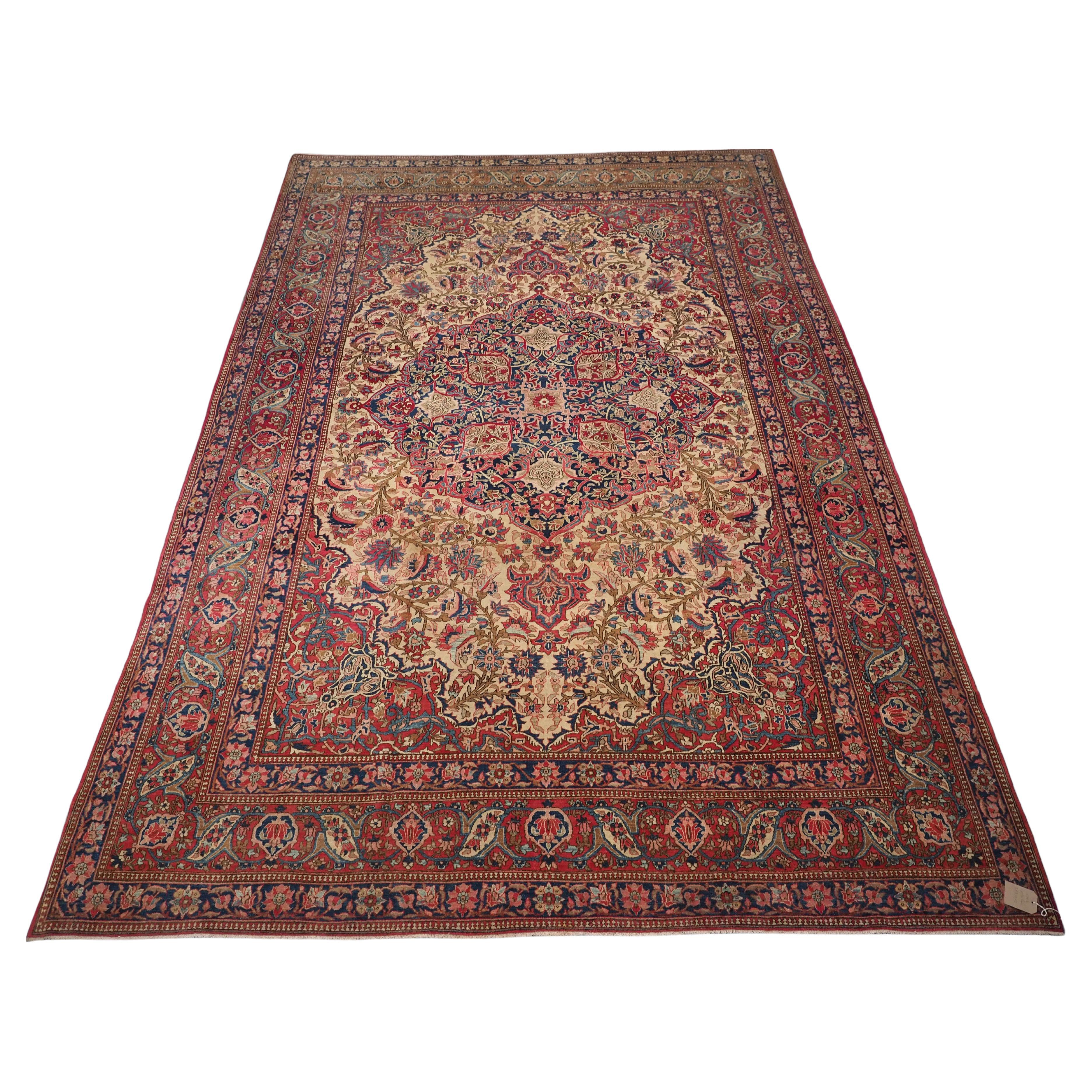 Antiker Isfahan-Teppich mit klassischem Design und pastellfarbenen Schattierungen, um 1900.