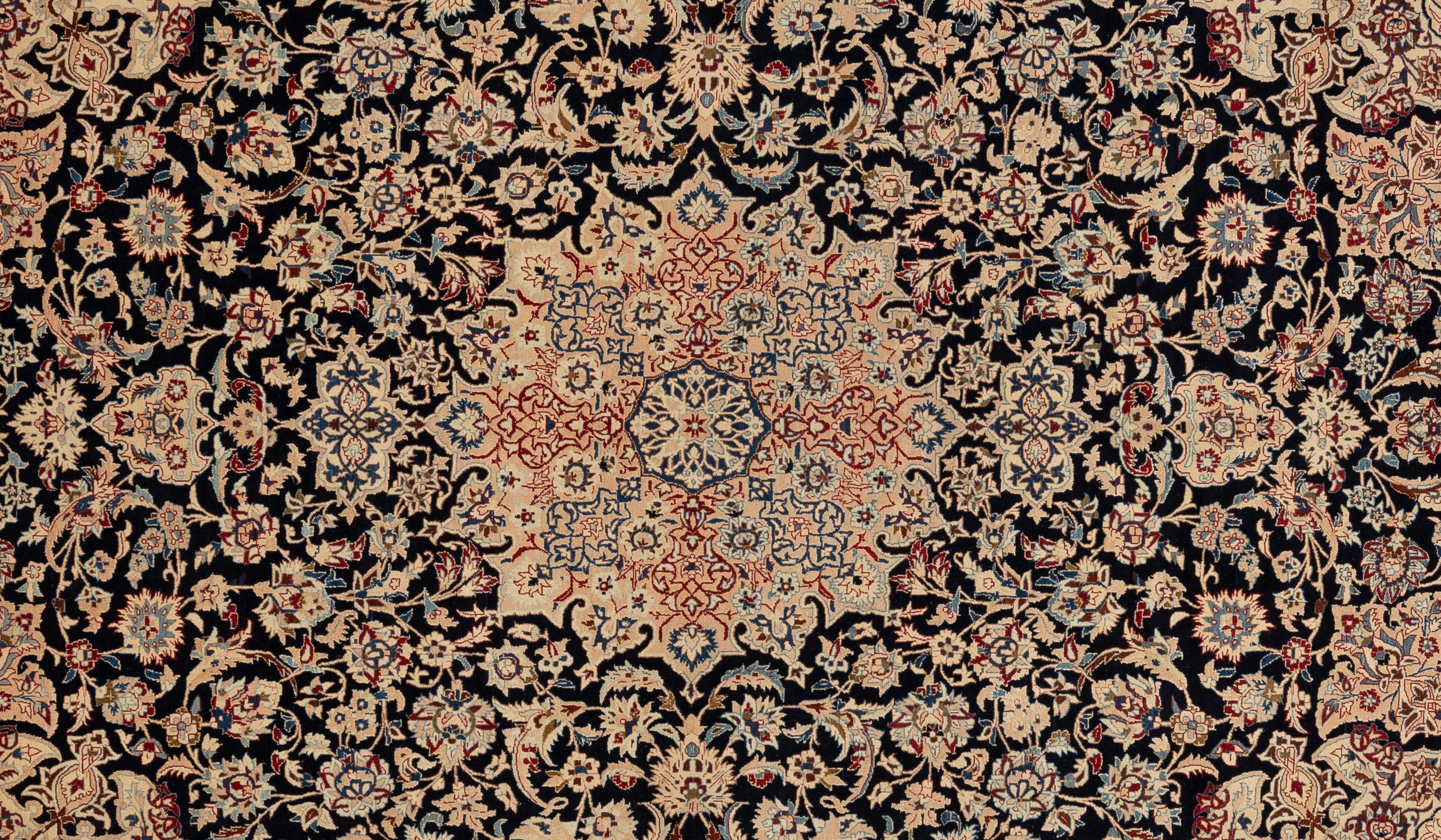 Questo antico tappeto persiano in lana di Isfahan è un capolavoro senza tempo che esemplifica la migliore maestria artigianale e il patrimonio artistico di Isfahan. Tessuto a mano con intricata precisione, questo tappeto presenta un'incredibile