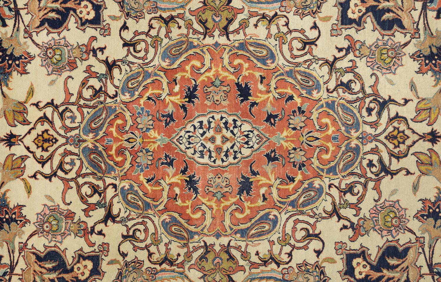 Laine Tapis ancien d'Ispahan (3.4x2.6m, 1920). Détails exquis (noués à la main). en vente