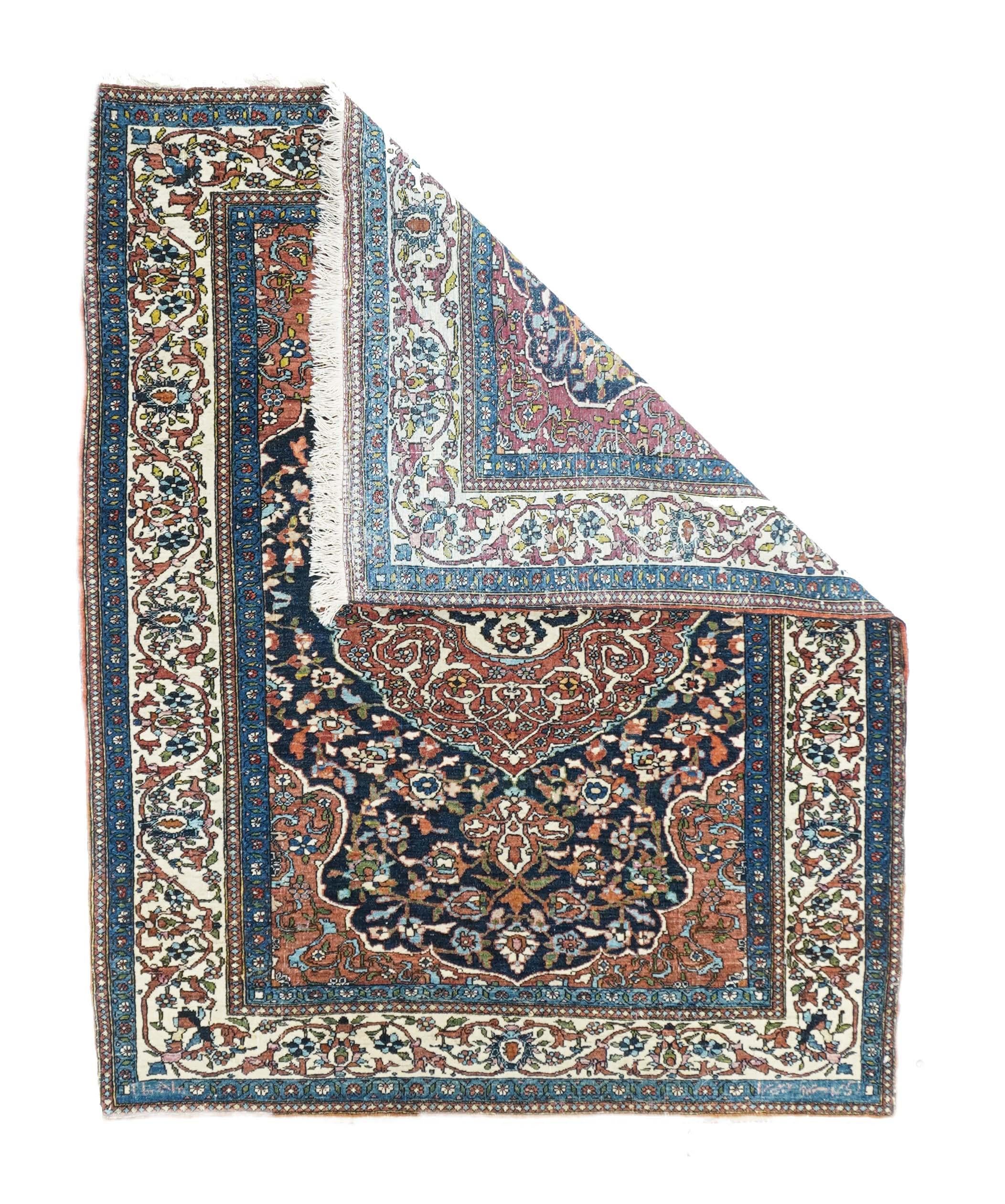 Alfombra antigua Isfahan 3'5'' x 4'6''. En un estado asombroso, esta pequeña dispersión persa central urbana finamente tejida muestra un medallón rojo ojival ligeramente festoneado con arabescos en voluta de marfil y un submedallón en forma de