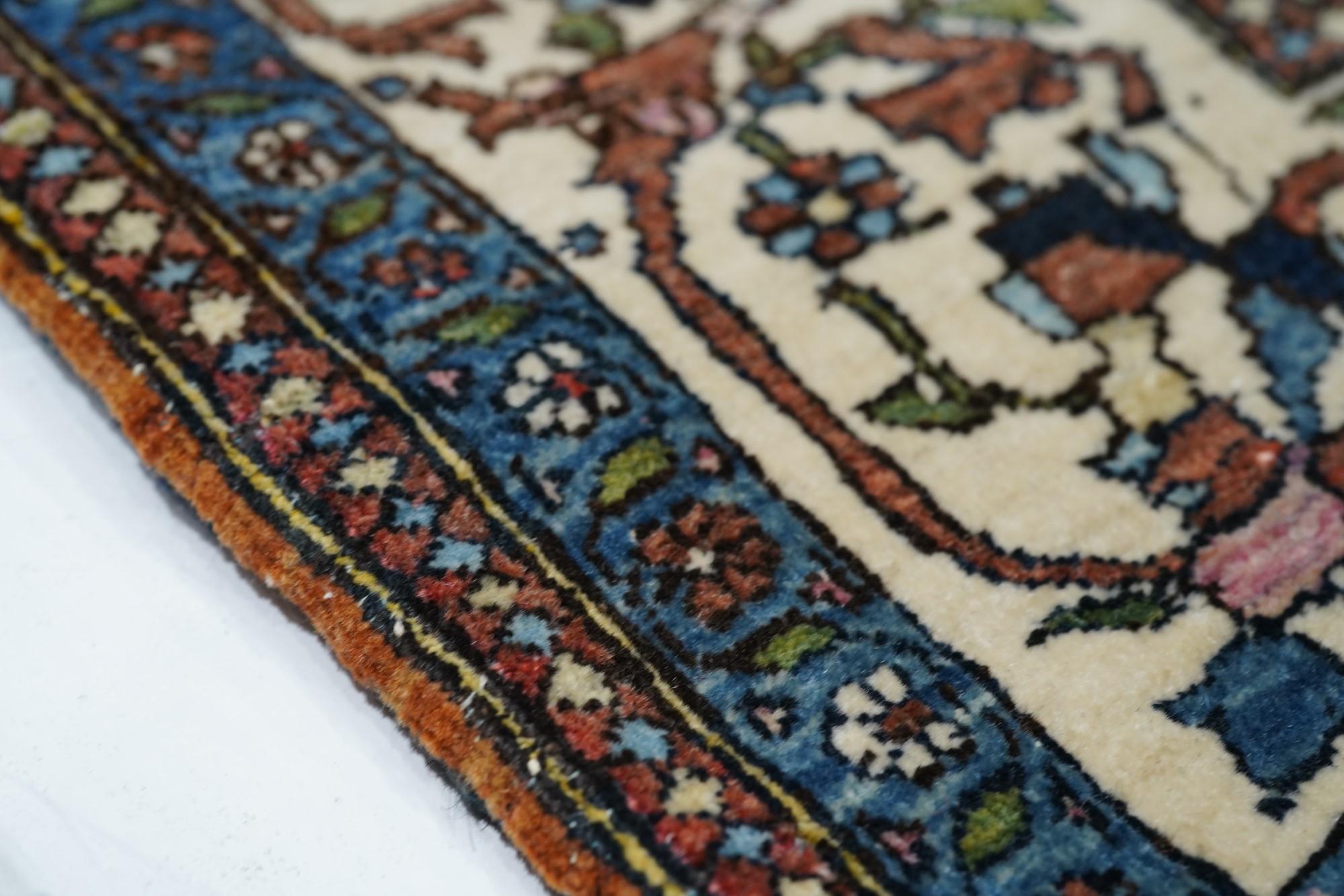 Antique Isfahan Rug In Excellent Condition For Sale In New York, NY