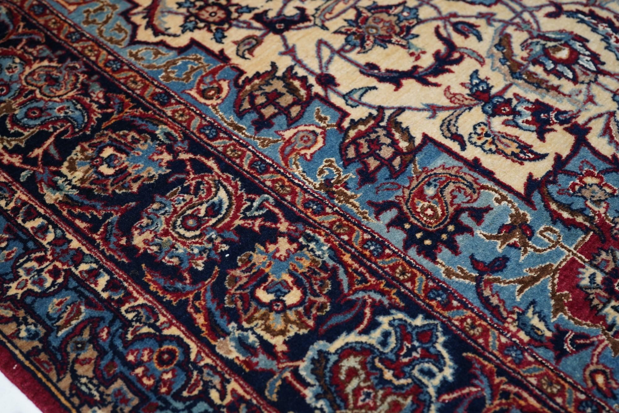 Antique Isfahan Rug 4'10'' x 6'8'' In Excellent Condition For Sale In New York, NY