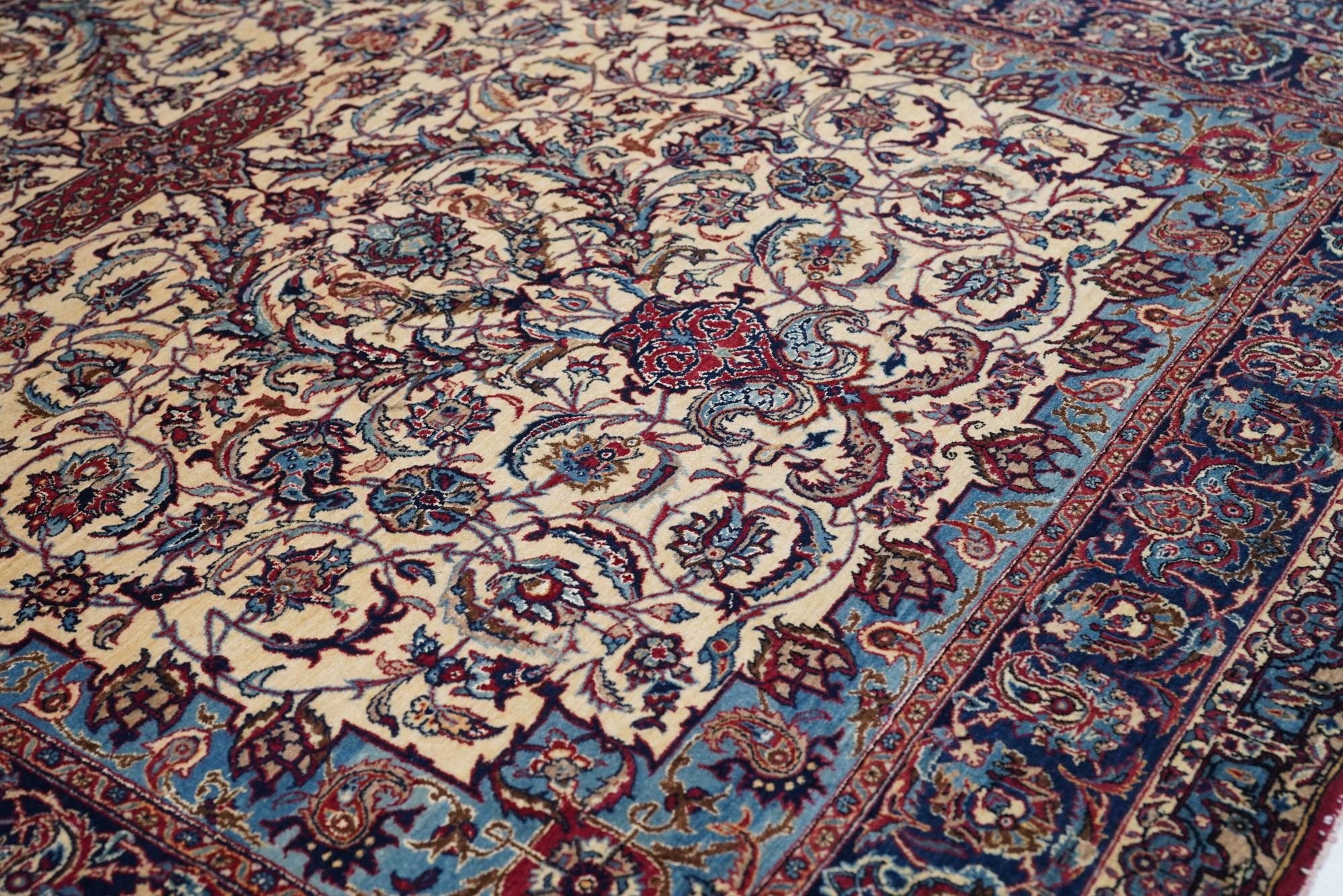 Early 20th Century Antique Isfahan Rug 4'10'' x 6'8'' For Sale