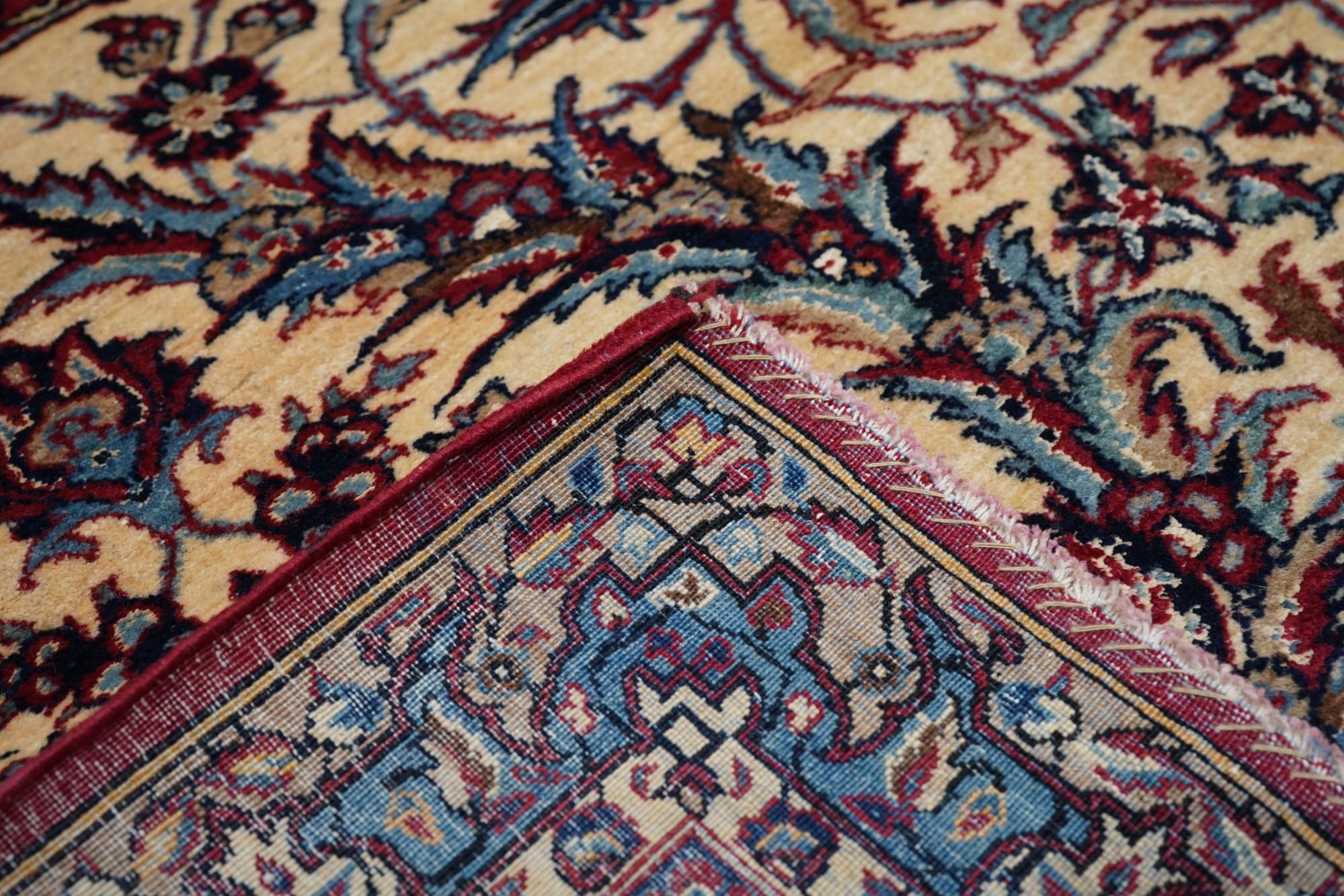 Antique Isfahan Rug 4'10'' x 6'8'' For Sale 3