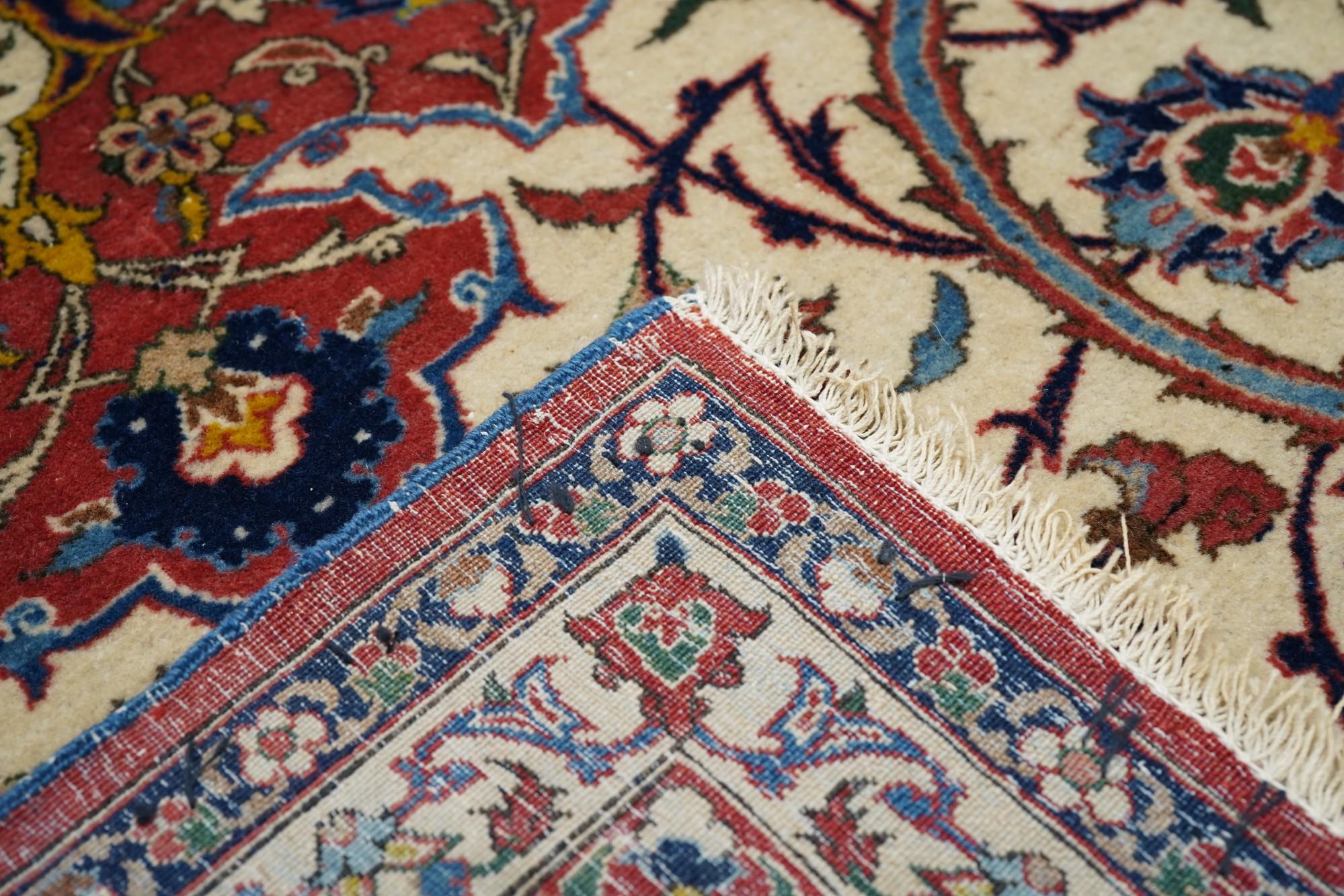 Vintage Isfahan Rug 4'10'' x 7'2'' For Sale 4