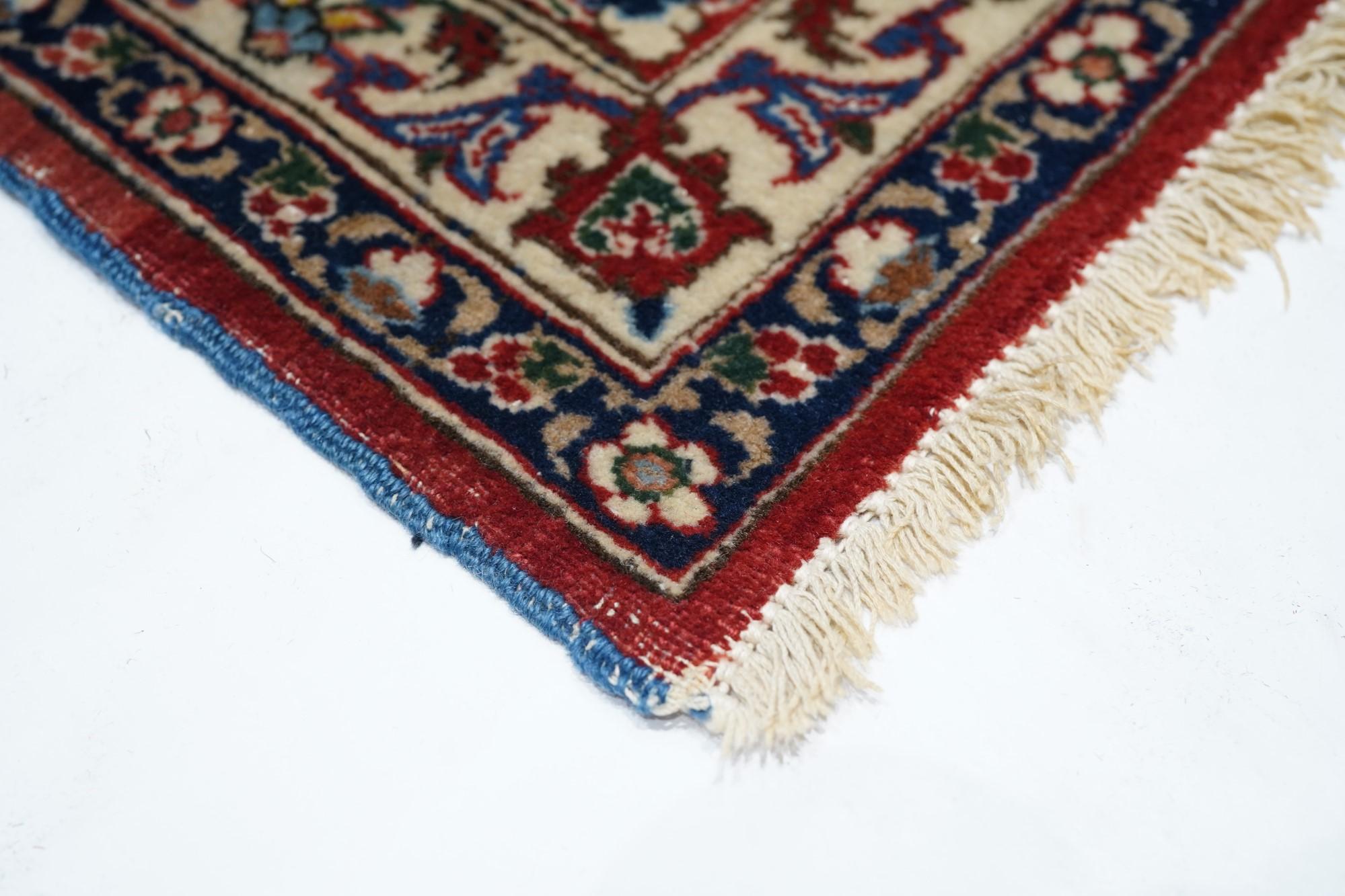 Vintage Isfahan Rug 4'10'' x 7'2'' In Excellent Condition For Sale In New York, NY