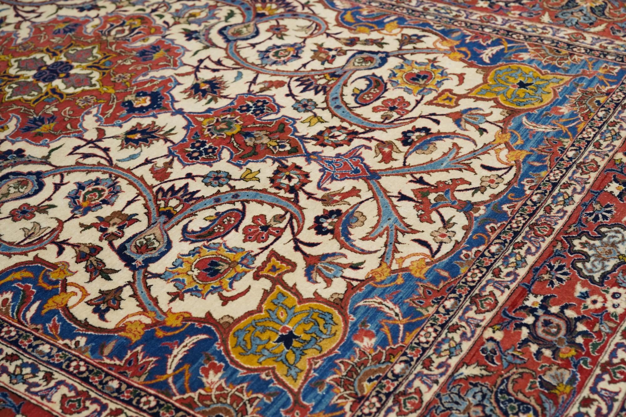 Vintage Isfahan Rug 4'10'' x 7'2'' For Sale 1