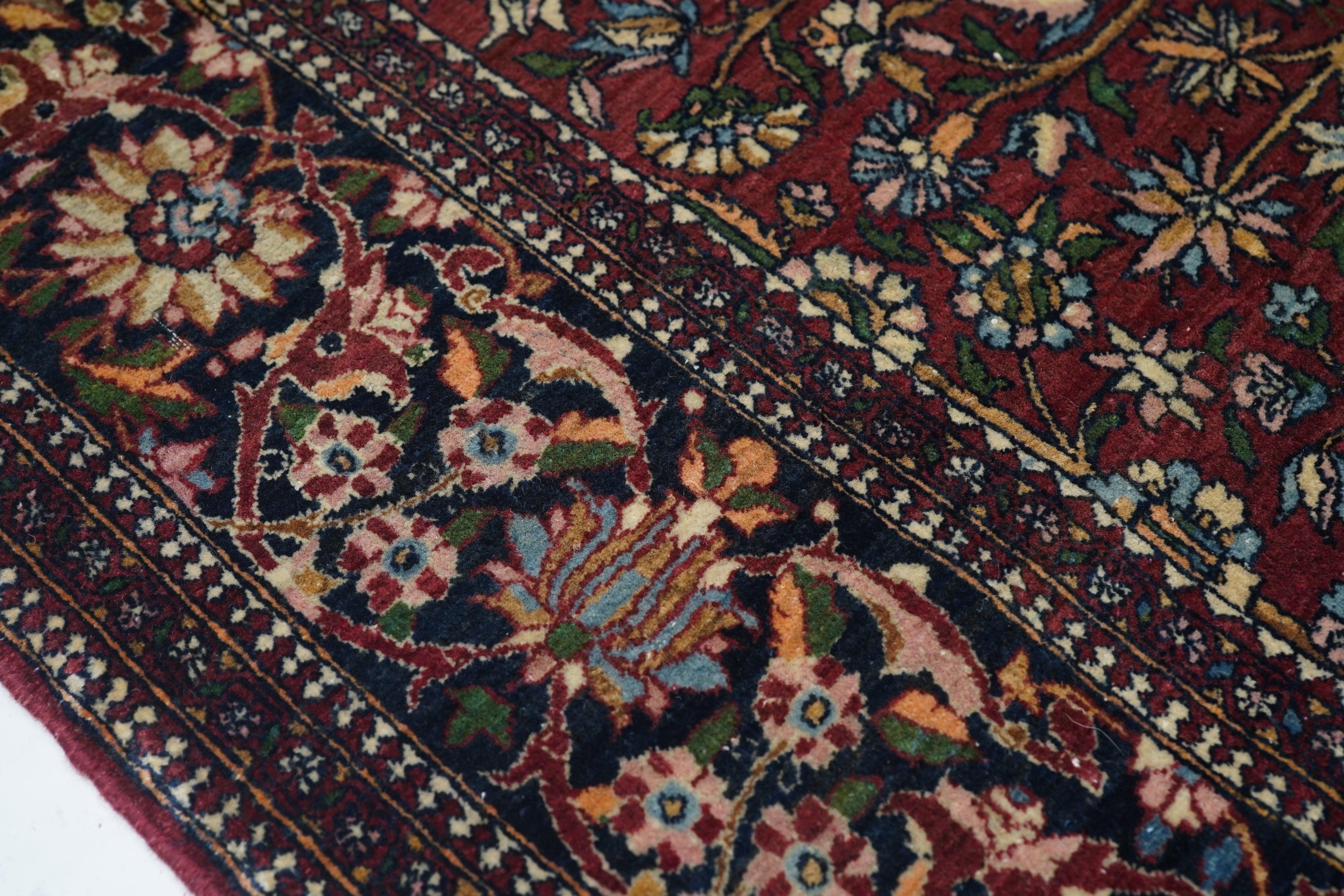 Alfombra antigua Isfahan 4'7'' x 7'1'' en Bueno estado para la venta en New York, NY
