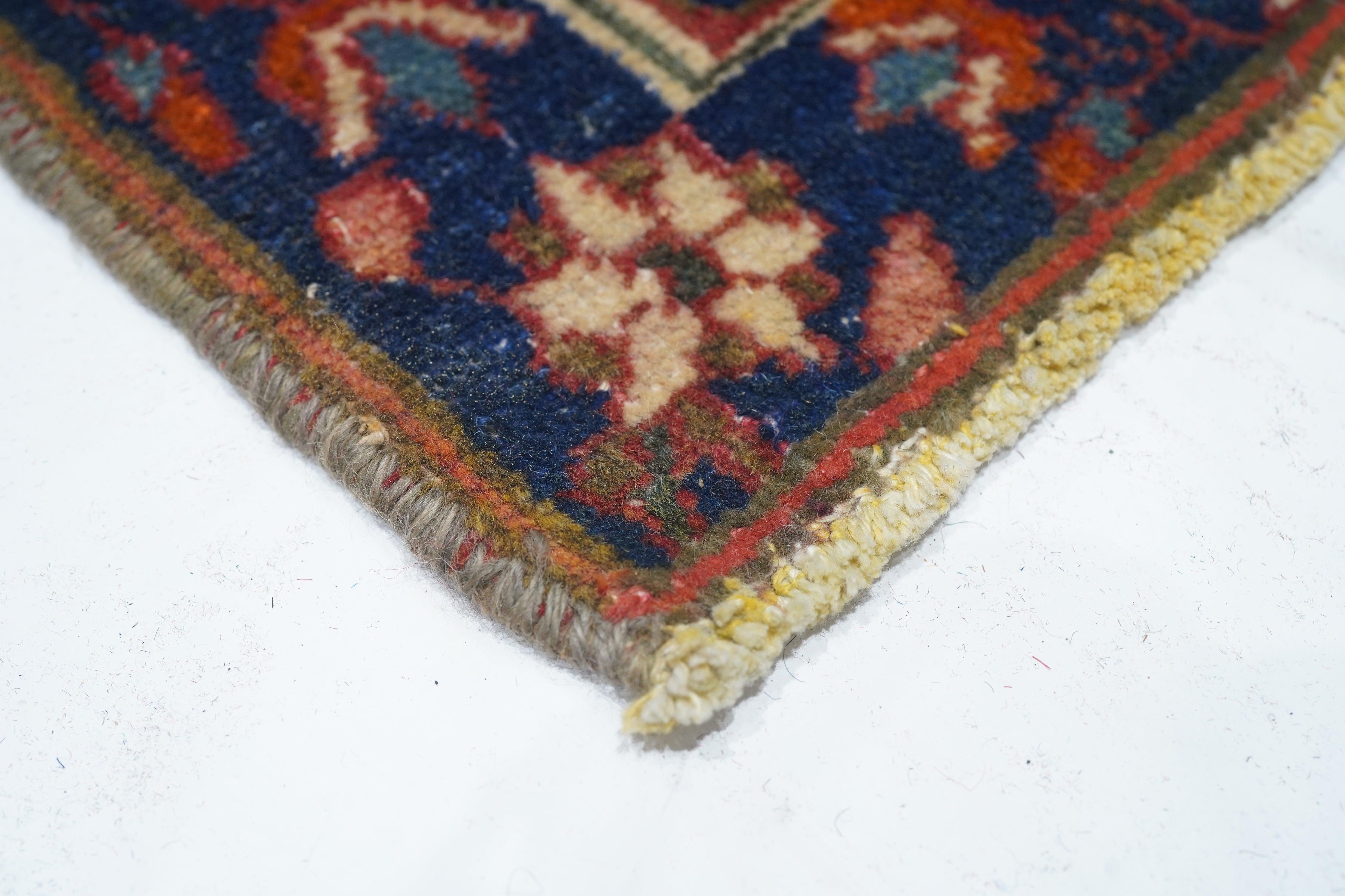 Antique Isfahan Rug 4'9'' x 7'5'' In Good Condition For Sale In New York, NY