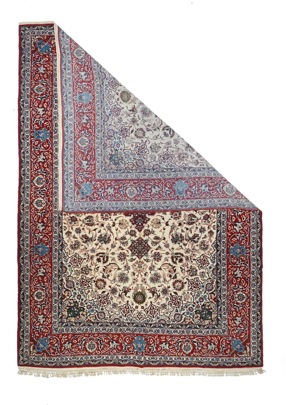 Tappeto Isfahan antico 6'7'' x 9'8''. La palmetta arabescata del campo ecru si avvicina al medaglione rosso stracciato e poi si allontana un po'. Crema a forma di vanga con angoli merlati. Bordo rosso con palmette salienti di colore blu medio. Bordo