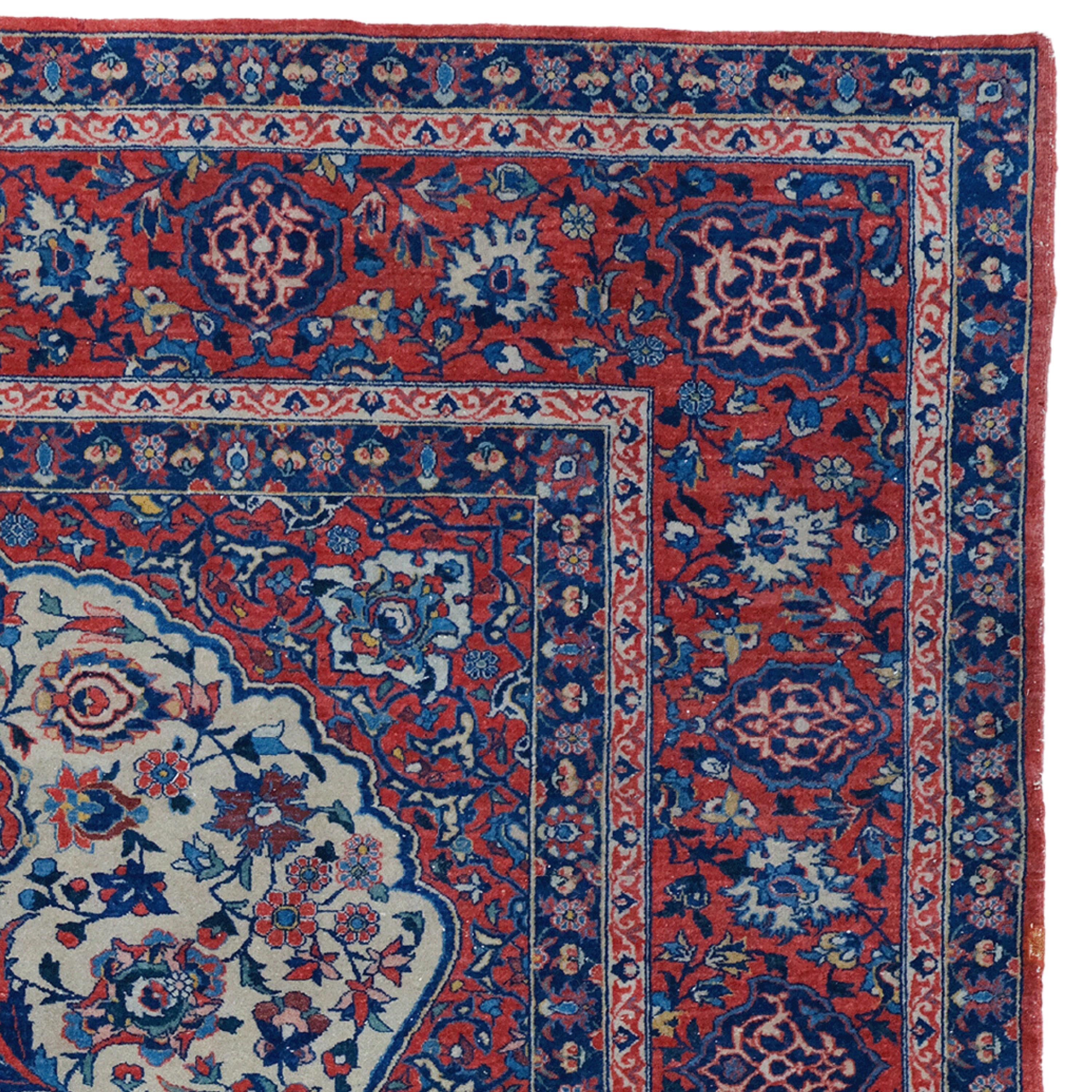 Antique Isfahan Rug - Late of 19th Century Isfahan Rug, Handmade Wool Rug In Good Condition For Sale In Sultanahmet, 34