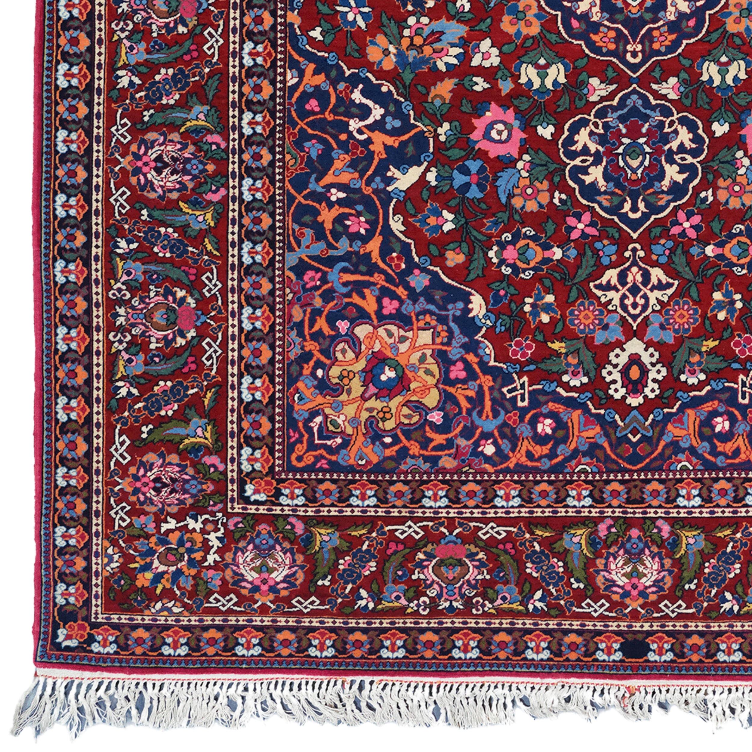 Dieser einzigartige antike Isfahan-Teppich ist ein seltenes Kunstwerk, das aus dem späten 19. Jahrhundert erhalten geblieben ist. Dieser Teppich, der in der Region Isfahan im Iran sorgfältig geknüpft wurde, besticht durch seine reichen und komplexen