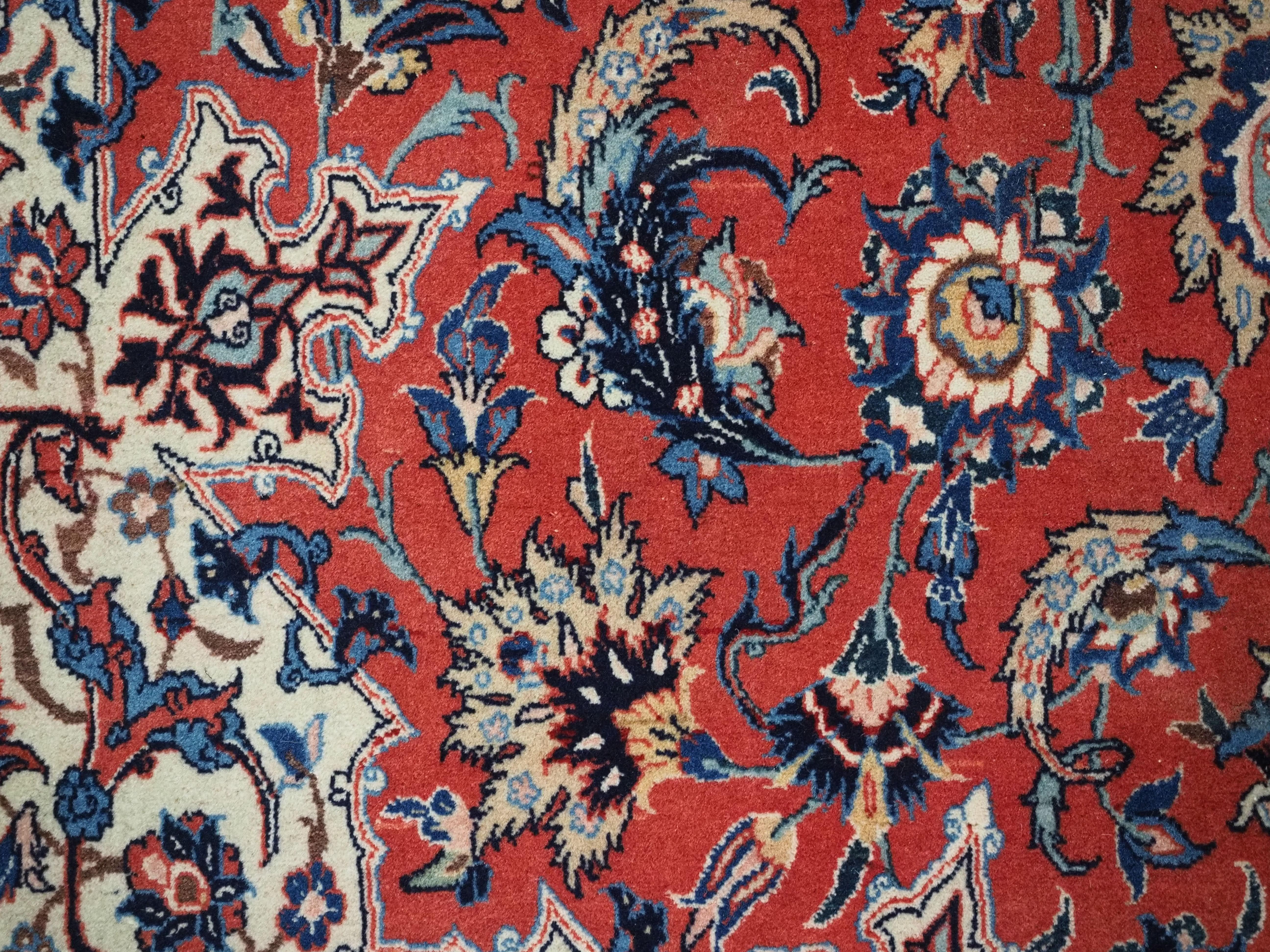 Antiker Isfahan-Teppich mit Allover-Muster auf warmem roten Grund, um 1920. im Angebot 6