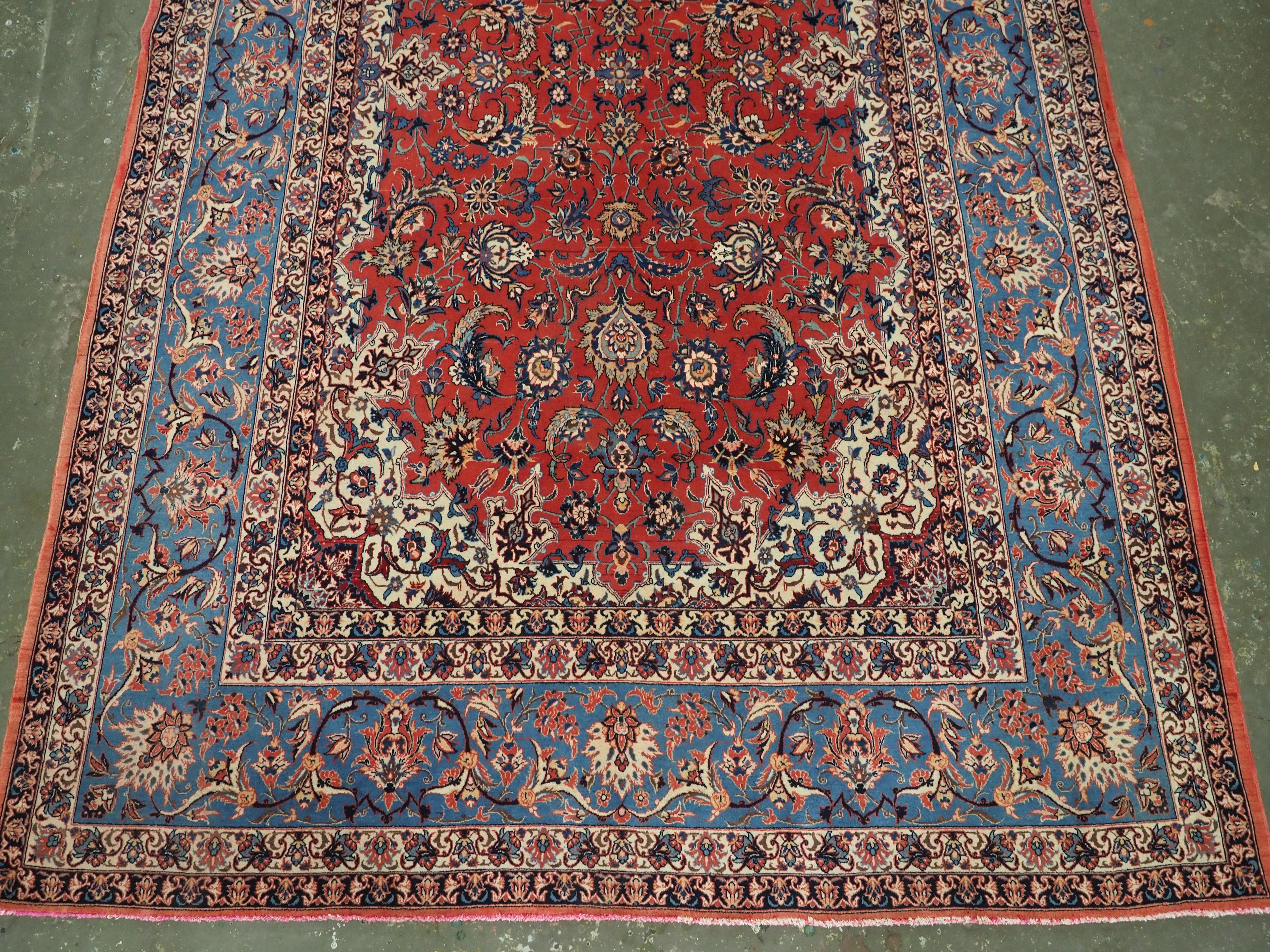 Antiker Isfahan-Teppich mit Allover-Muster auf warmem roten Grund, um 1920. (Frühes 20. Jahrhundert) im Angebot