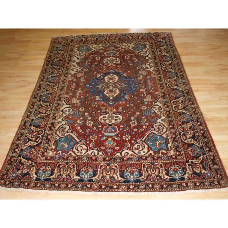 Tapis antique d'Ispahan avec motif de petit médaillon.

Le tapis a un tissage fin et un motif floral sur le champ, le tapis a une palette de couleurs douces. La bordure est de conception classique et très bien dessinée.

Le tapis est en