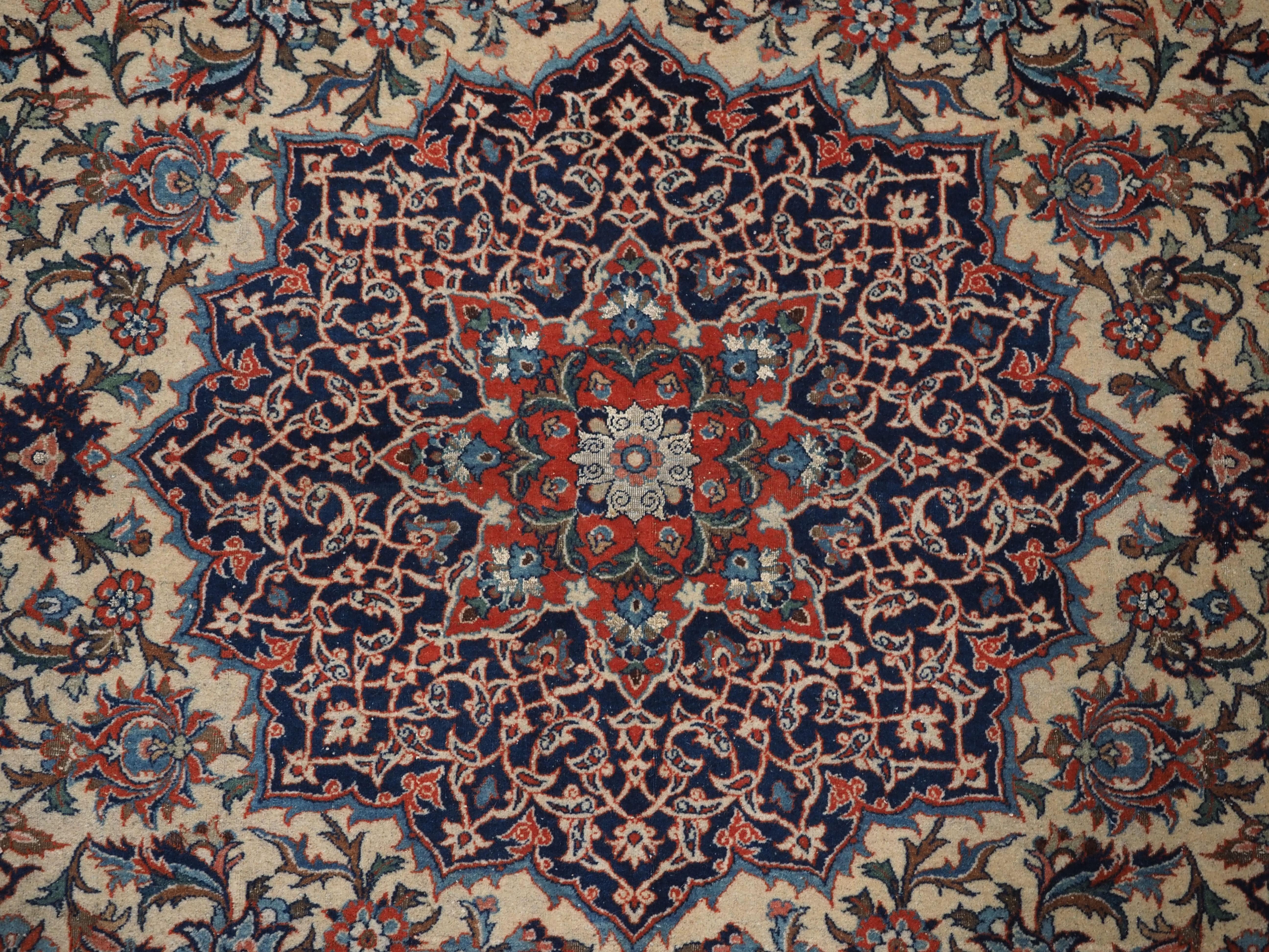 Antiker Isfahan-Teppich mit kleinem Medaillonmuster auf elfenbeinfarbenem Grund.  Ca. 1920. im Angebot 4