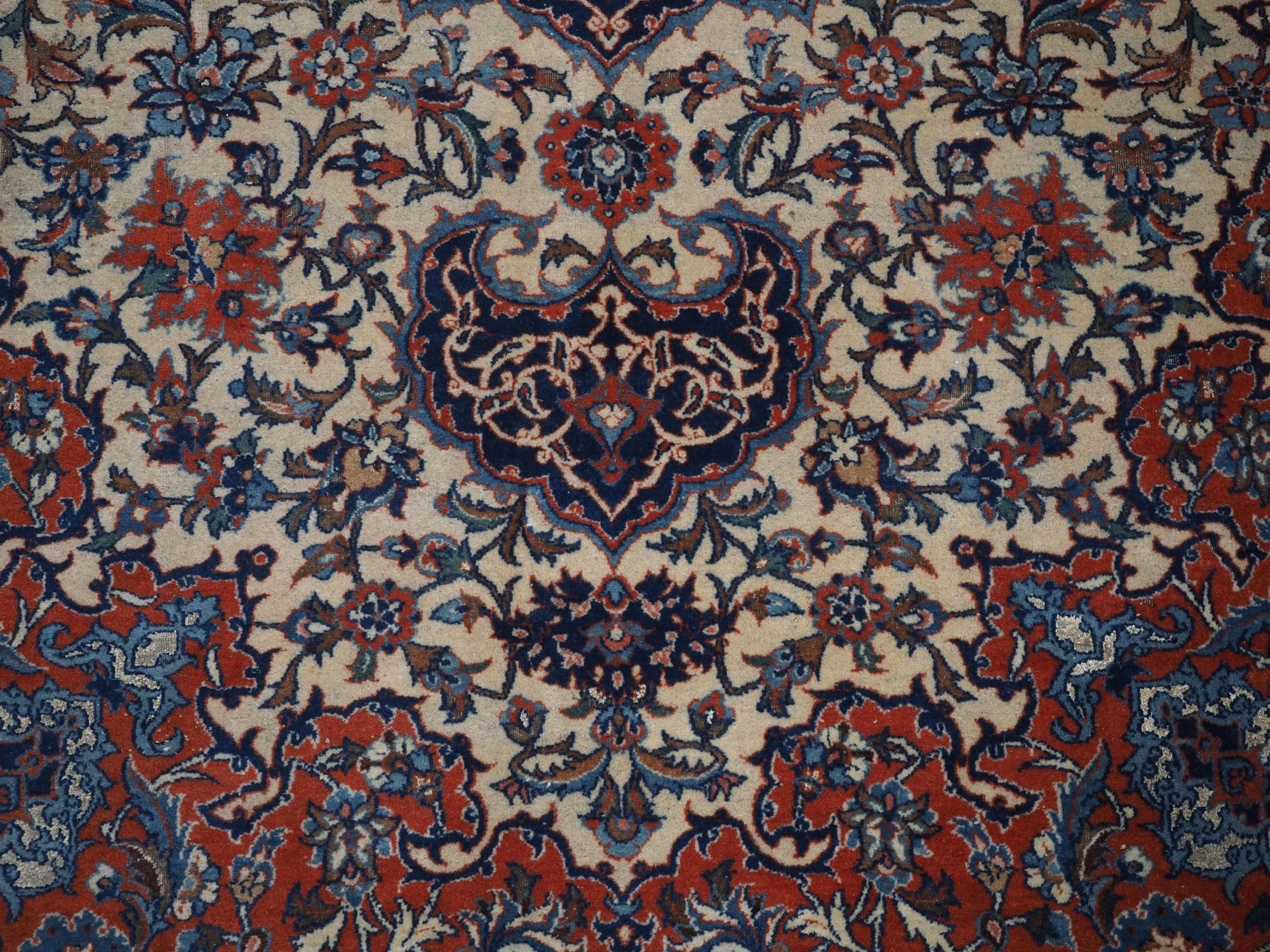 Antiker Isfahan-Teppich mit kleinem Medaillonmuster auf elfenbeinfarbenem Grund.  Ca. 1920. im Angebot 5
