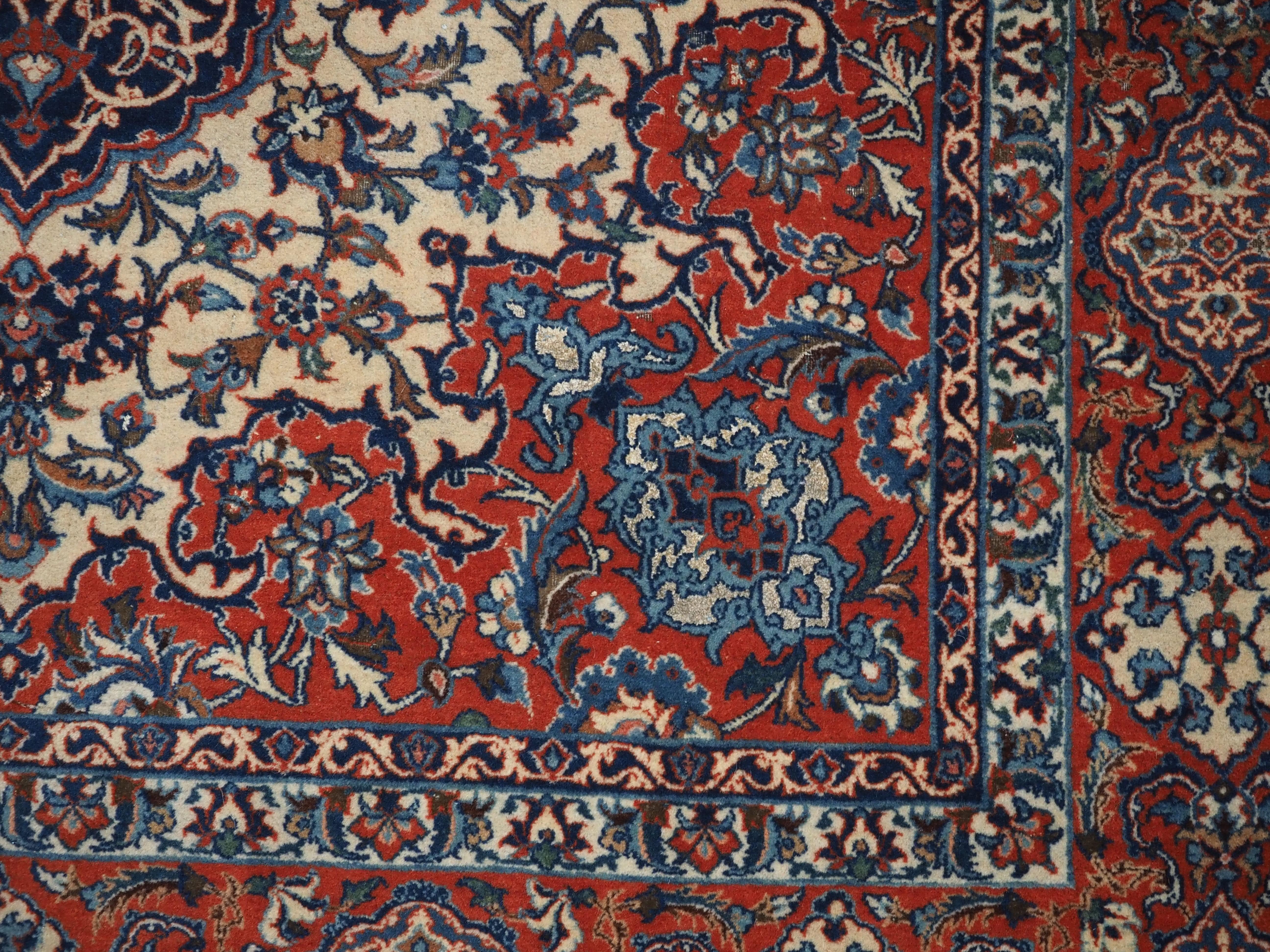 Antiker Isfahan-Teppich mit kleinem Medaillonmuster auf elfenbeinfarbenem Grund.  Ca. 1920. im Angebot 6