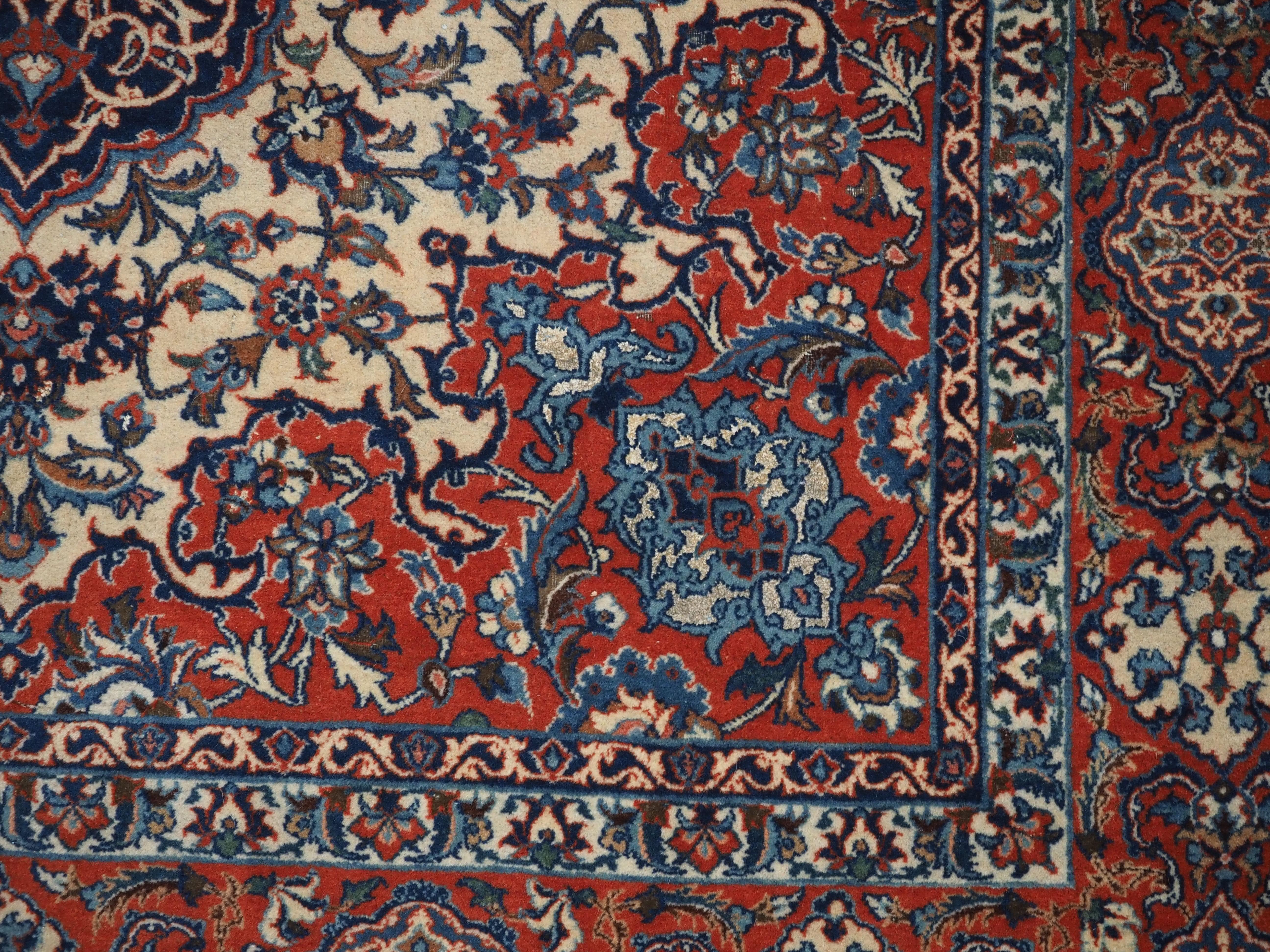 Tapis d'Ispahan ancien avec un petit motif de médaillon sur un fond ivoire.  Circa 1920. en vente 6