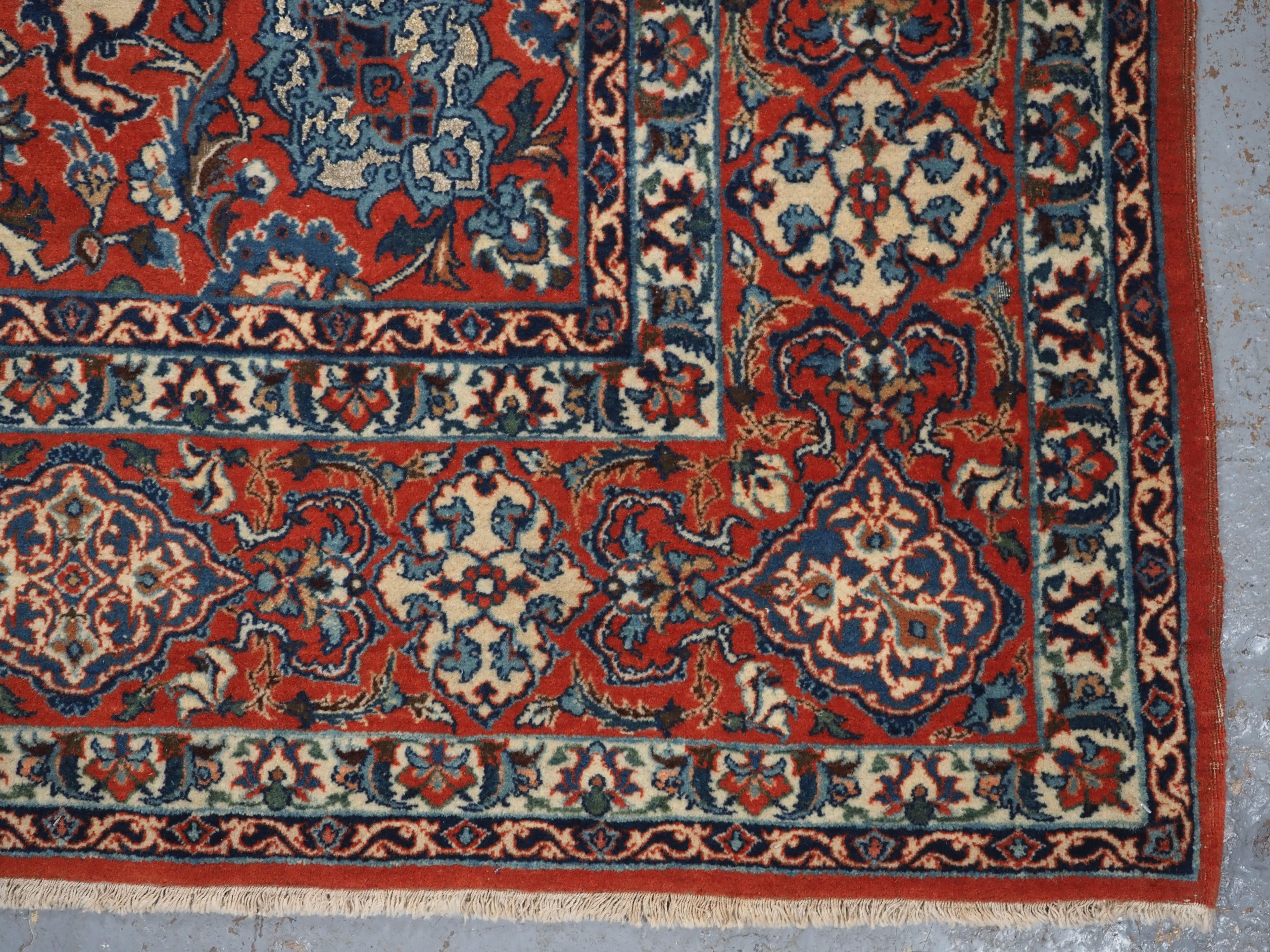 Antiker Isfahan-Teppich mit kleinem Medaillonmuster auf elfenbeinfarbenem Grund.  Ca. 1920. im Angebot 7