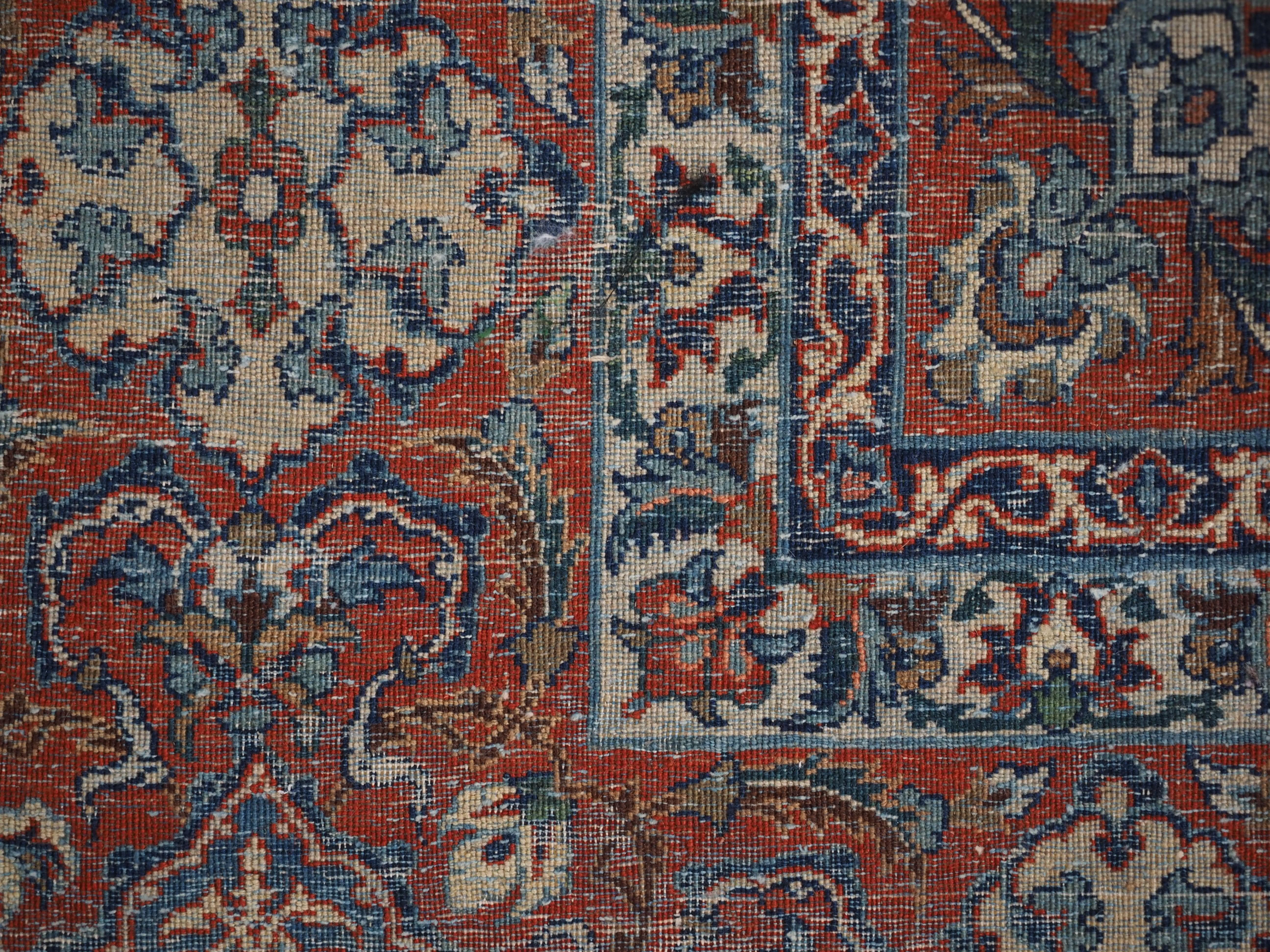 Antiker Isfahan-Teppich mit kleinem Medaillonmuster auf elfenbeinfarbenem Grund.  Ca. 1920. im Angebot 8