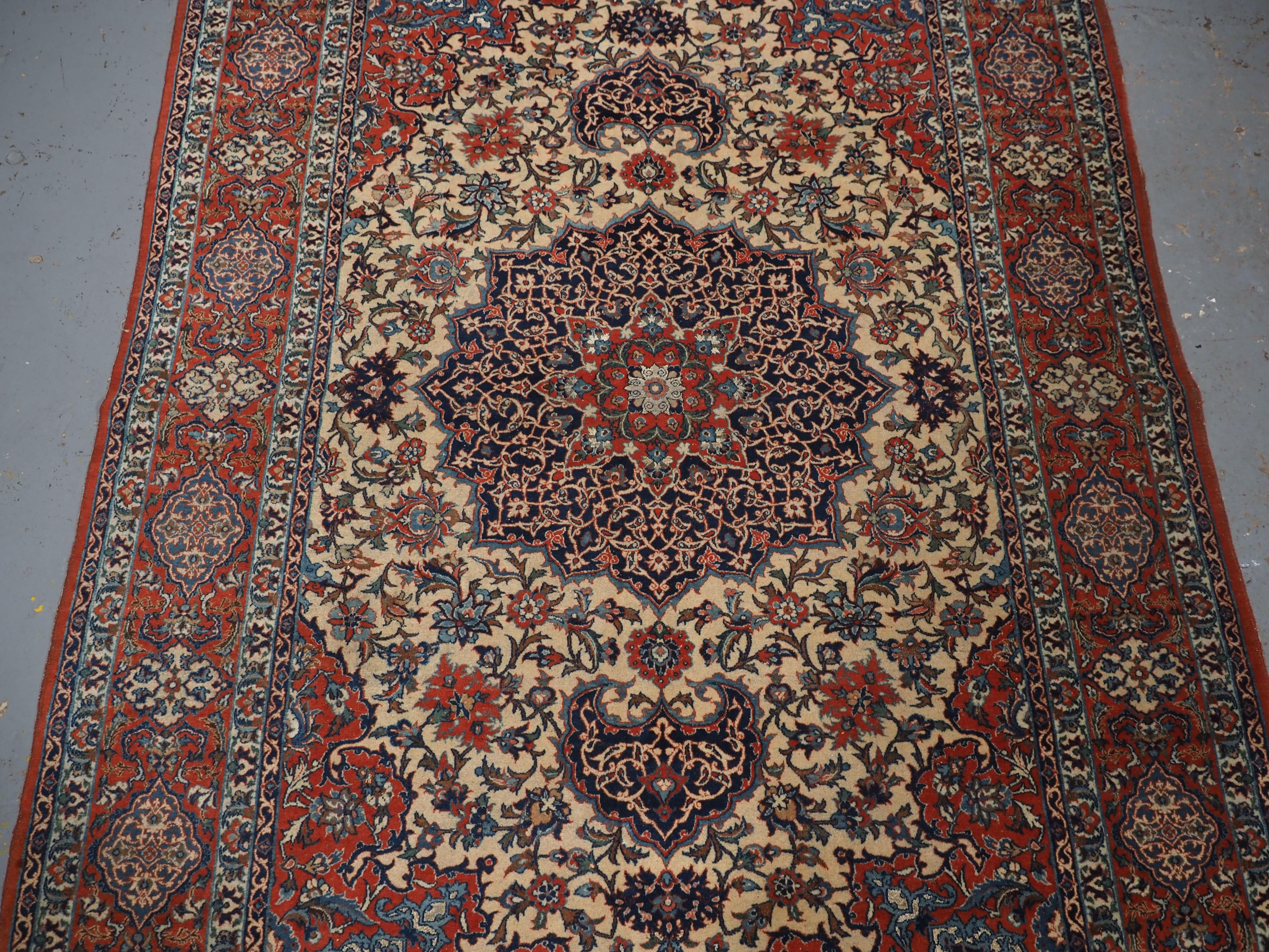 Tapis d'Ispahan ancien avec un petit motif de médaillon sur un fond ivoire.  Circa 1920. Bon état - En vente à Moreton-In-Marsh, GB
