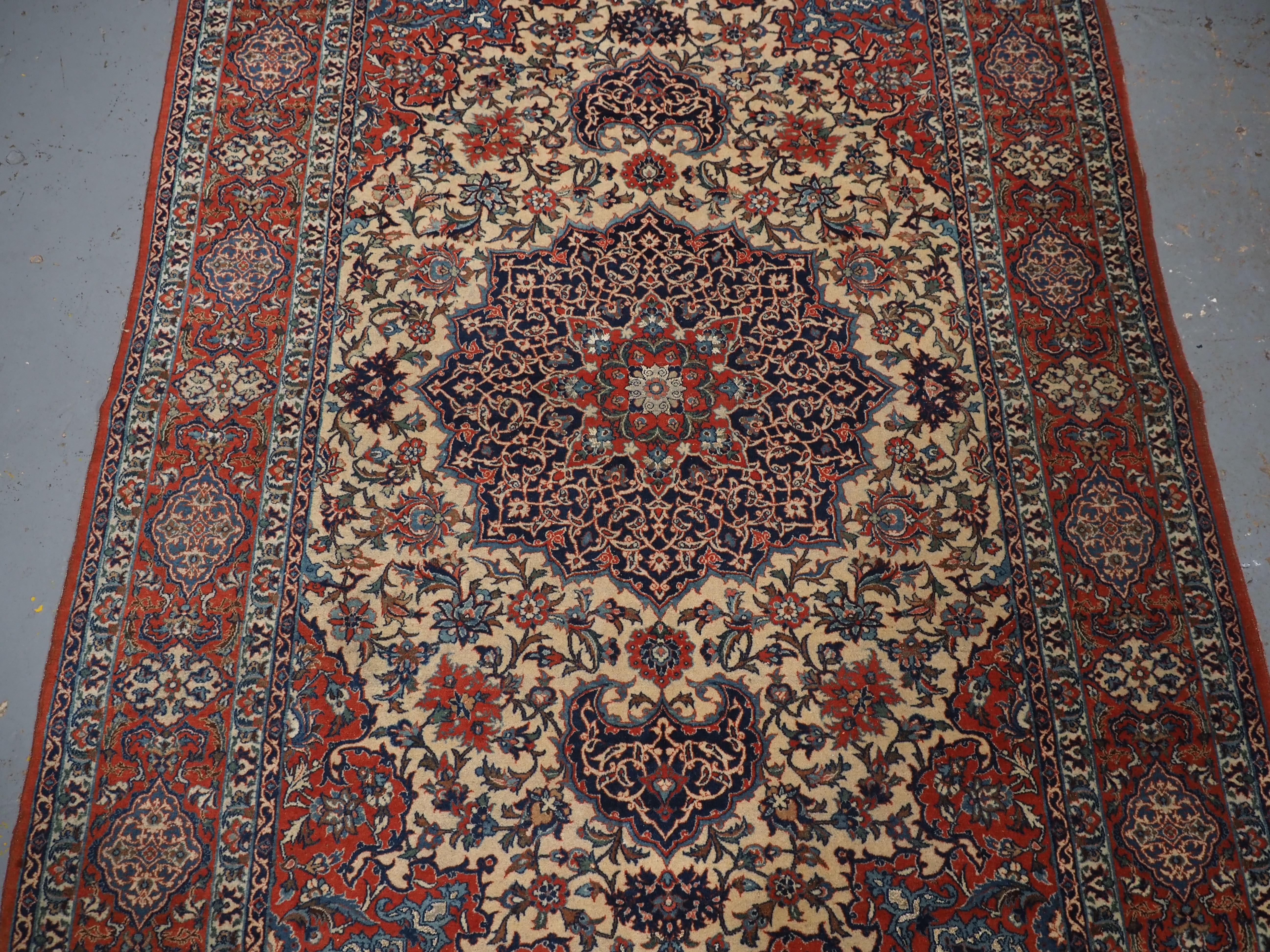 Antique Isfahan rug with small medallion design on an ivory ground.  Circa 1920. In Good Condition For Sale In Moreton-In-Marsh, GB