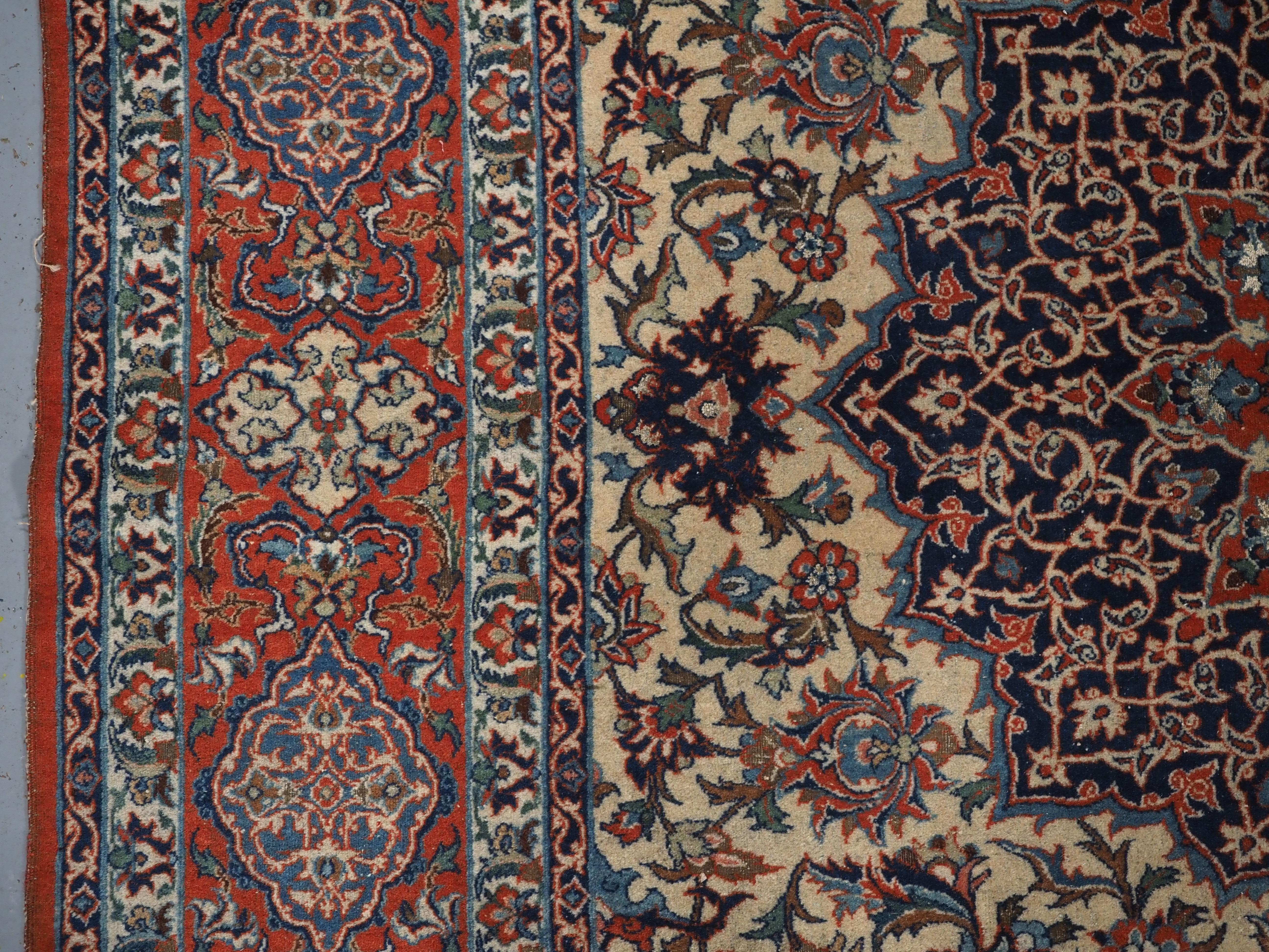 Antiker Isfahan-Teppich mit kleinem Medaillonmuster auf elfenbeinfarbenem Grund.  Ca. 1920. im Angebot 1