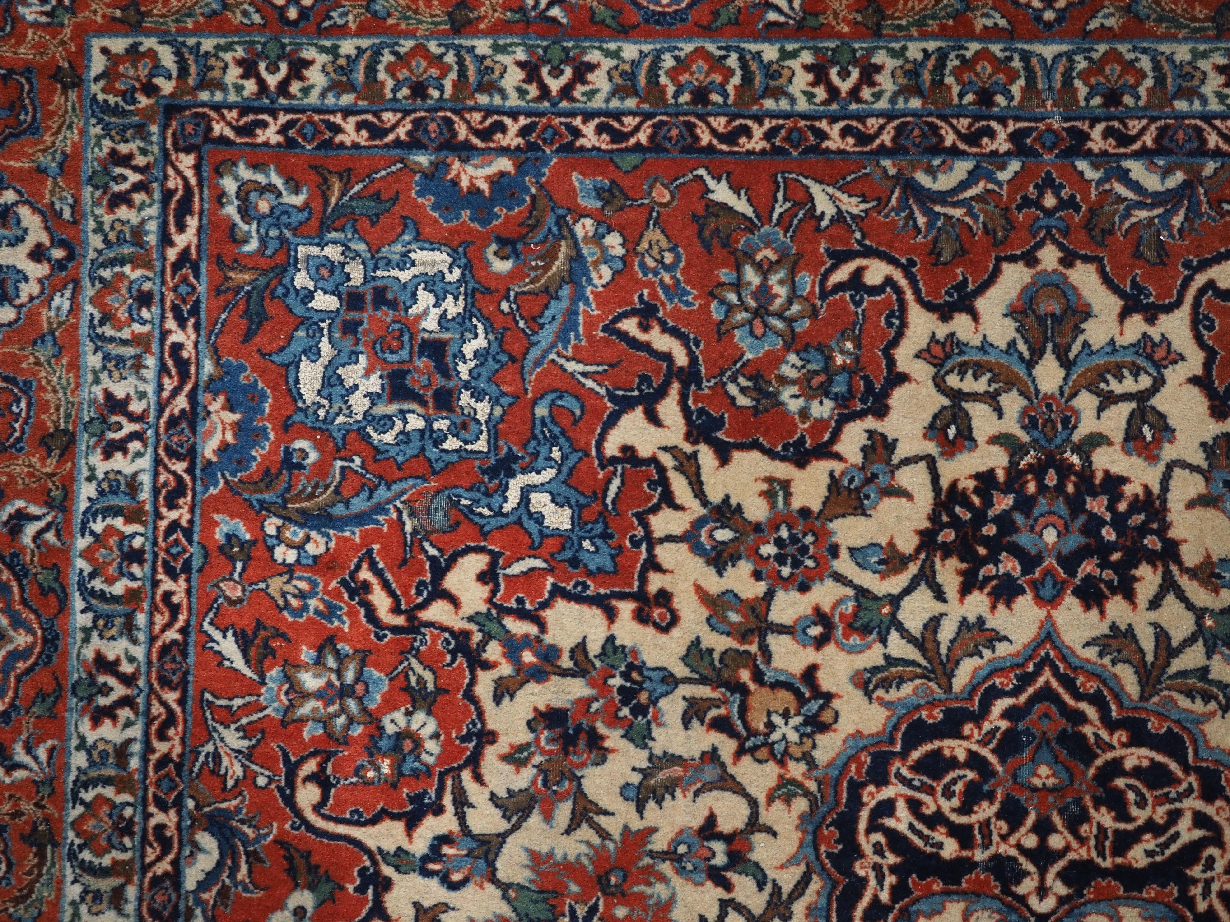 Antiker Isfahan-Teppich mit kleinem Medaillonmuster auf elfenbeinfarbenem Grund.  Ca. 1920. im Angebot 2