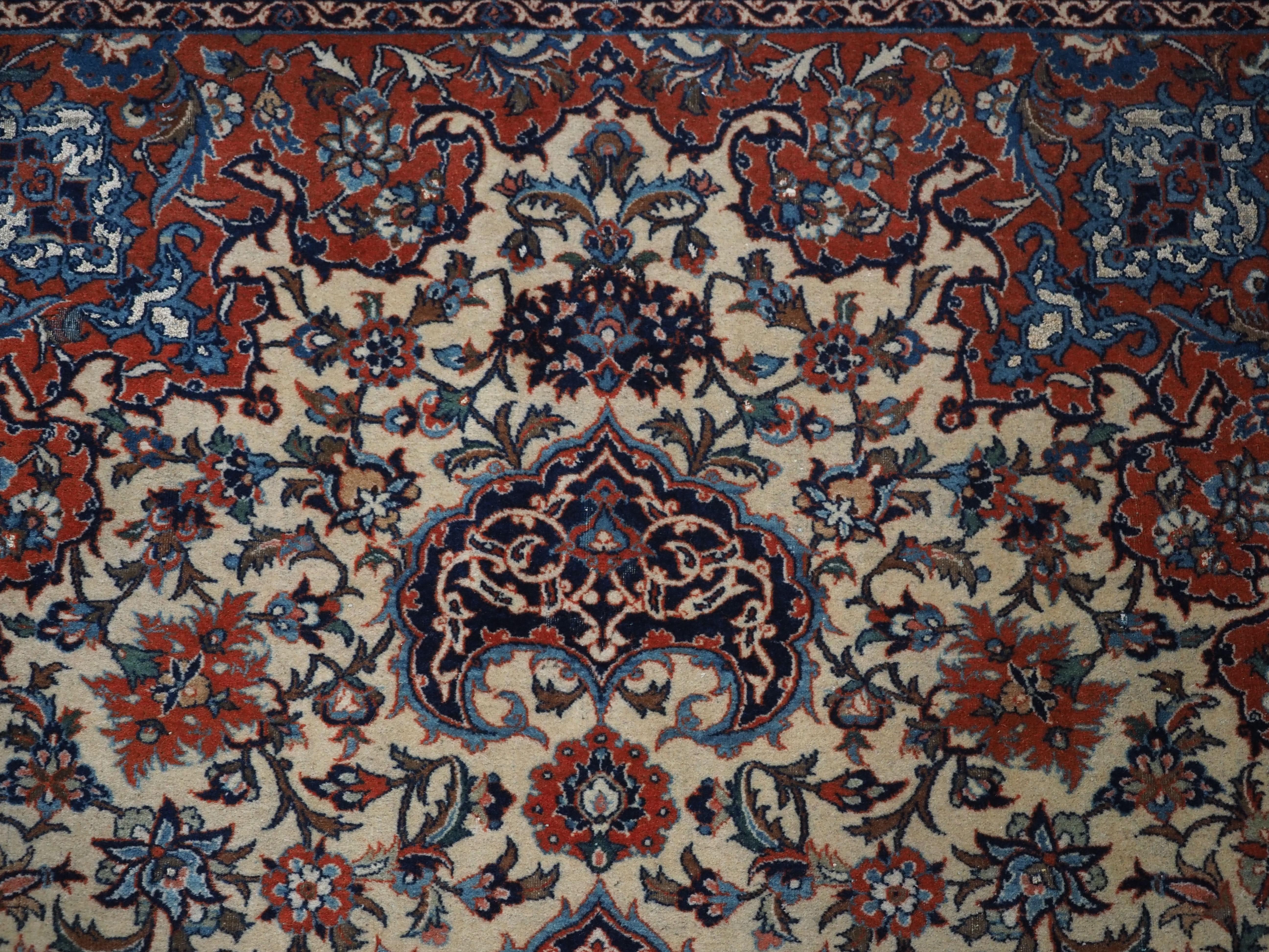 Antiker Isfahan-Teppich mit kleinem Medaillonmuster auf elfenbeinfarbenem Grund.  Ca. 1920. im Angebot 3