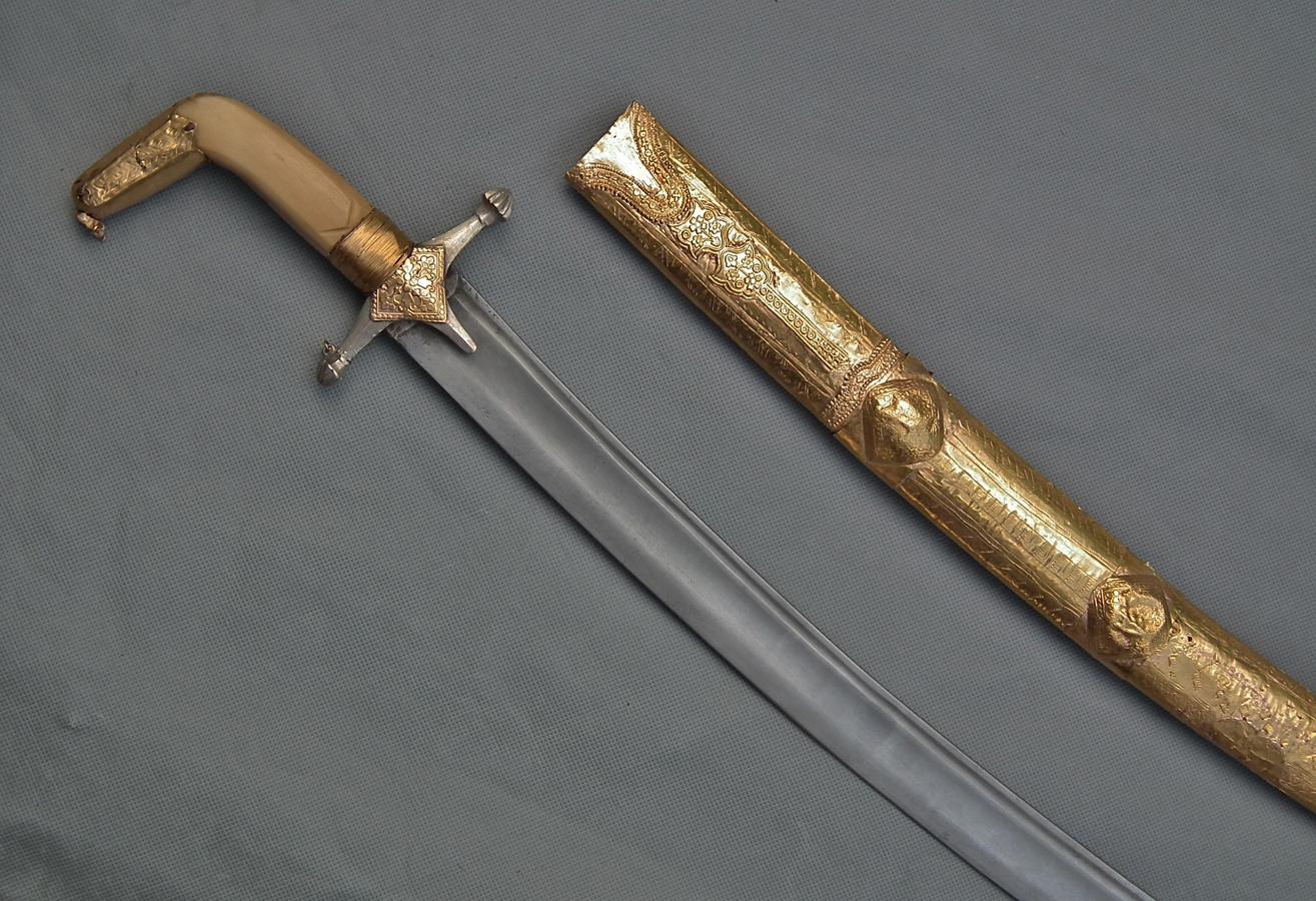 Saudi Arabian Antique Islamic Arab Sword Solid 22k Gold Mounts Damascus Steel Mughal Shamshir For Sale