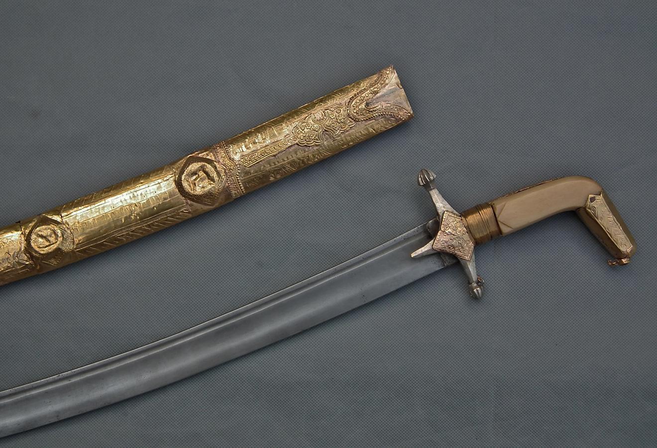 Hand-Crafted Antique Islamic Arab Sword Solid 22k Gold Mounts Damascus Steel Mughal Shamshir For Sale