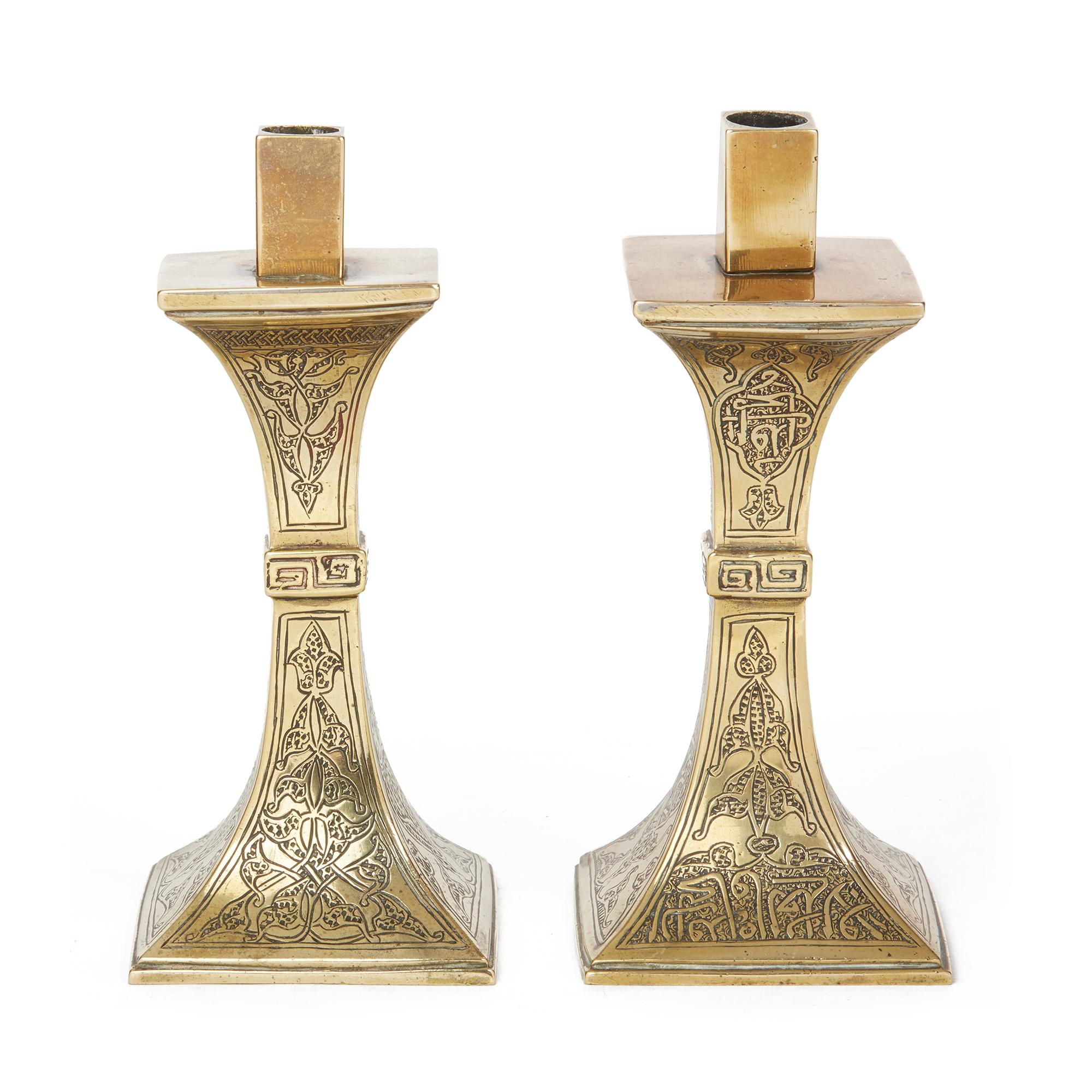 Antike islamische Kerzenständer aus Messing mit Kalligrafie-Messing, 19. Jahrhundert (Asiatisch) im Angebot