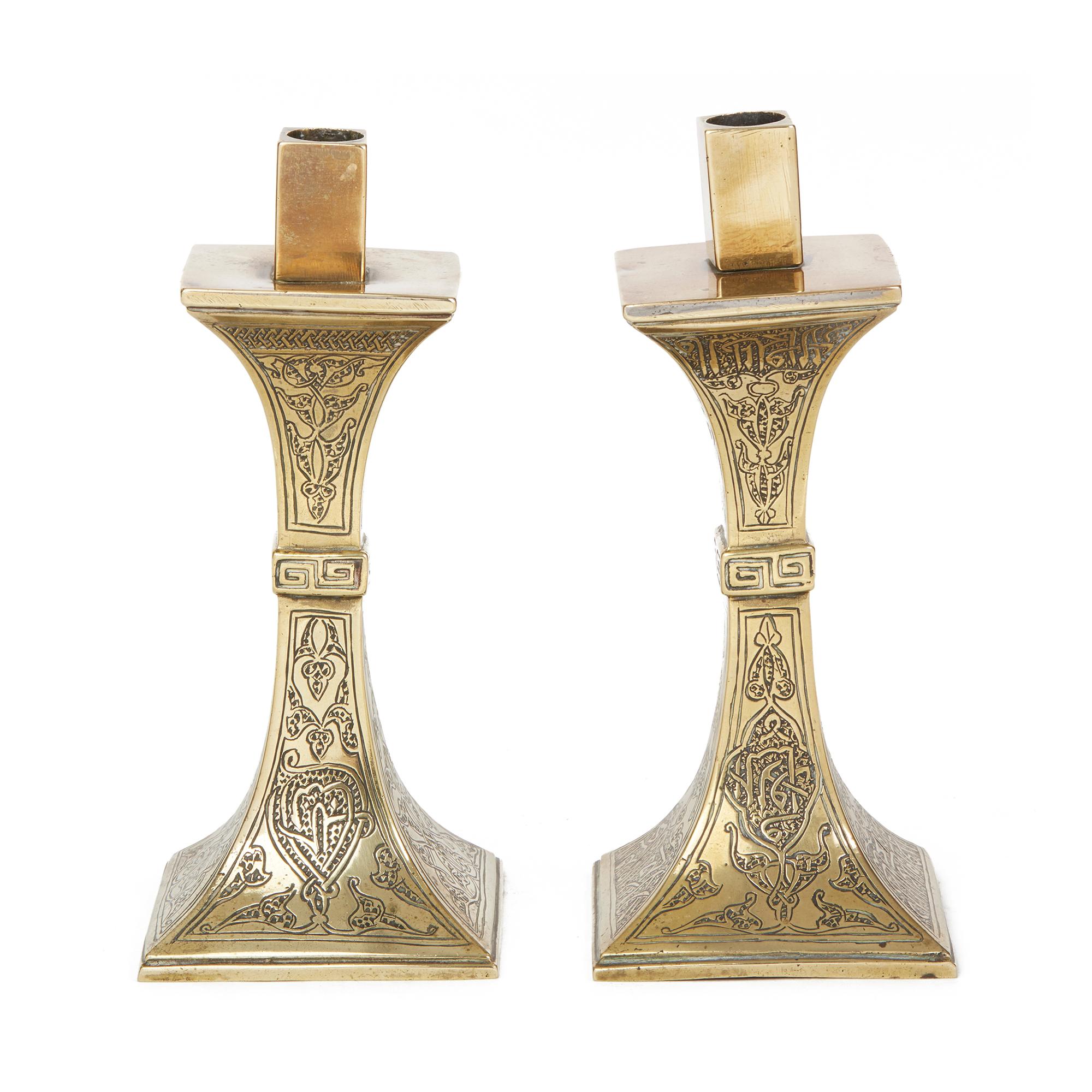 Inciso Antichi candelieri islamici in ottone con calligrafia, XIX secolo in vendita