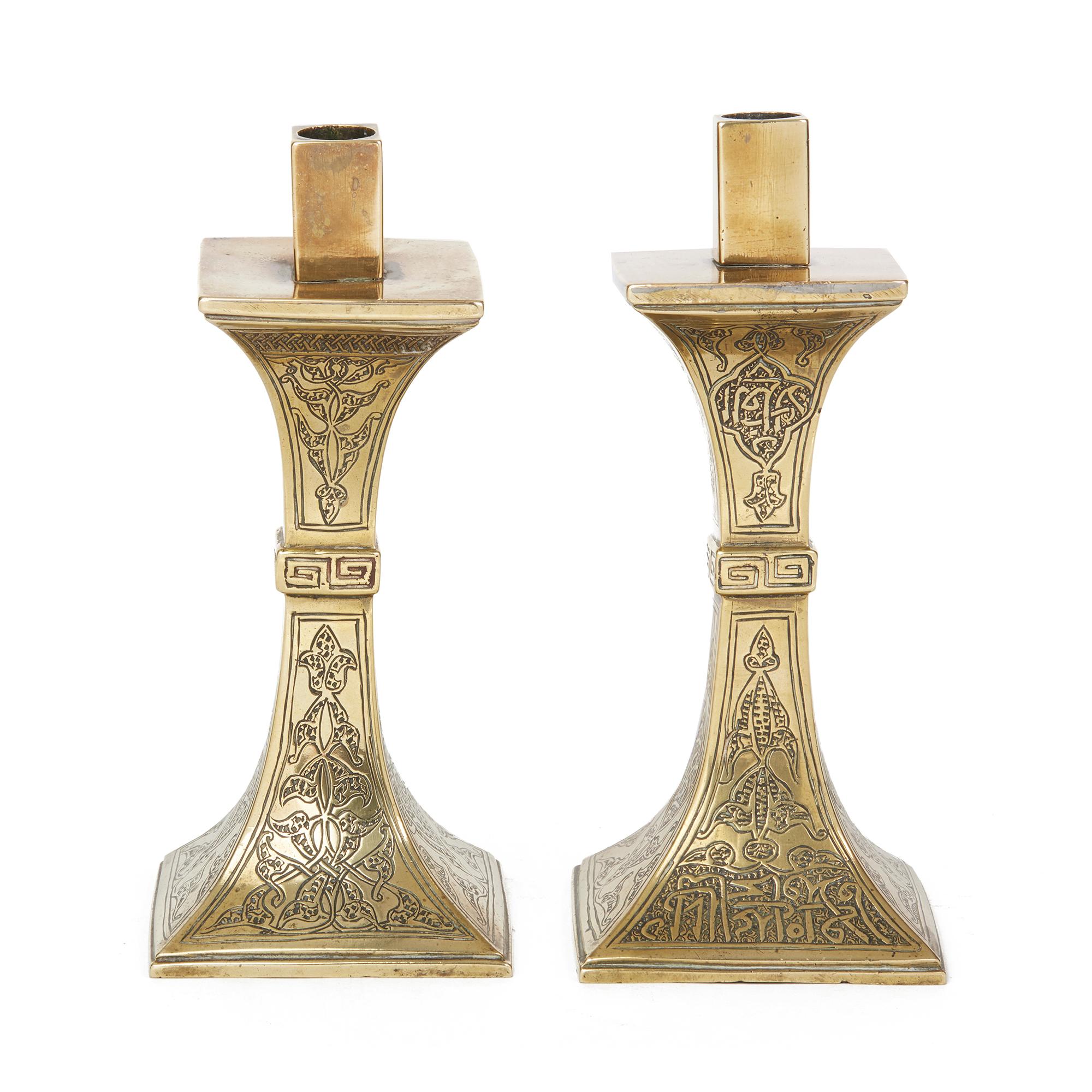 Antichi candelieri islamici in ottone con calligrafia, XIX secolo In condizioni buone in vendita a Bishop's Stortford, Hertfordshire