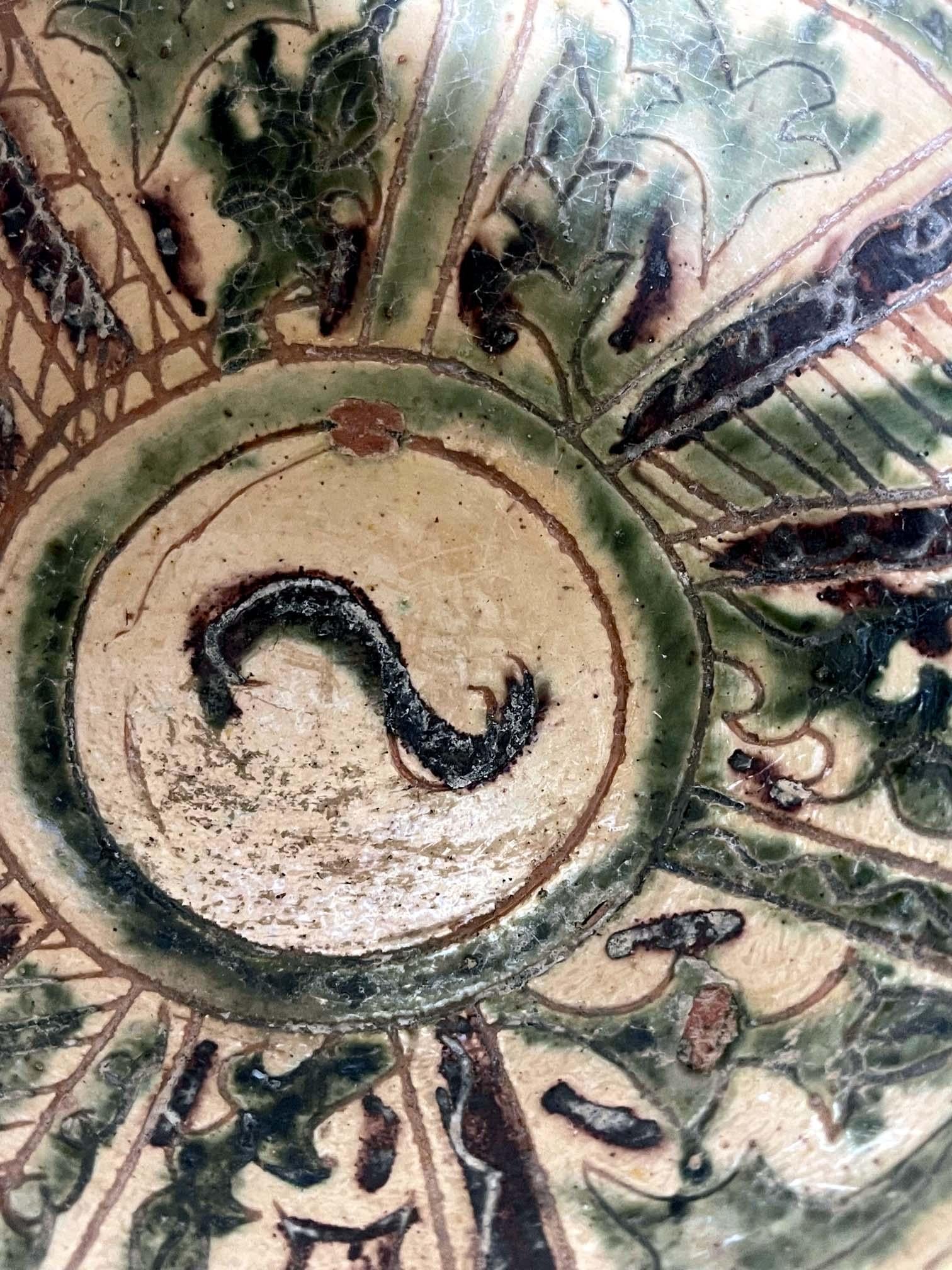 Antica ciotola islamica in ceramica smaltata con decorazione a schizzi e sgraffito in vendita 2
