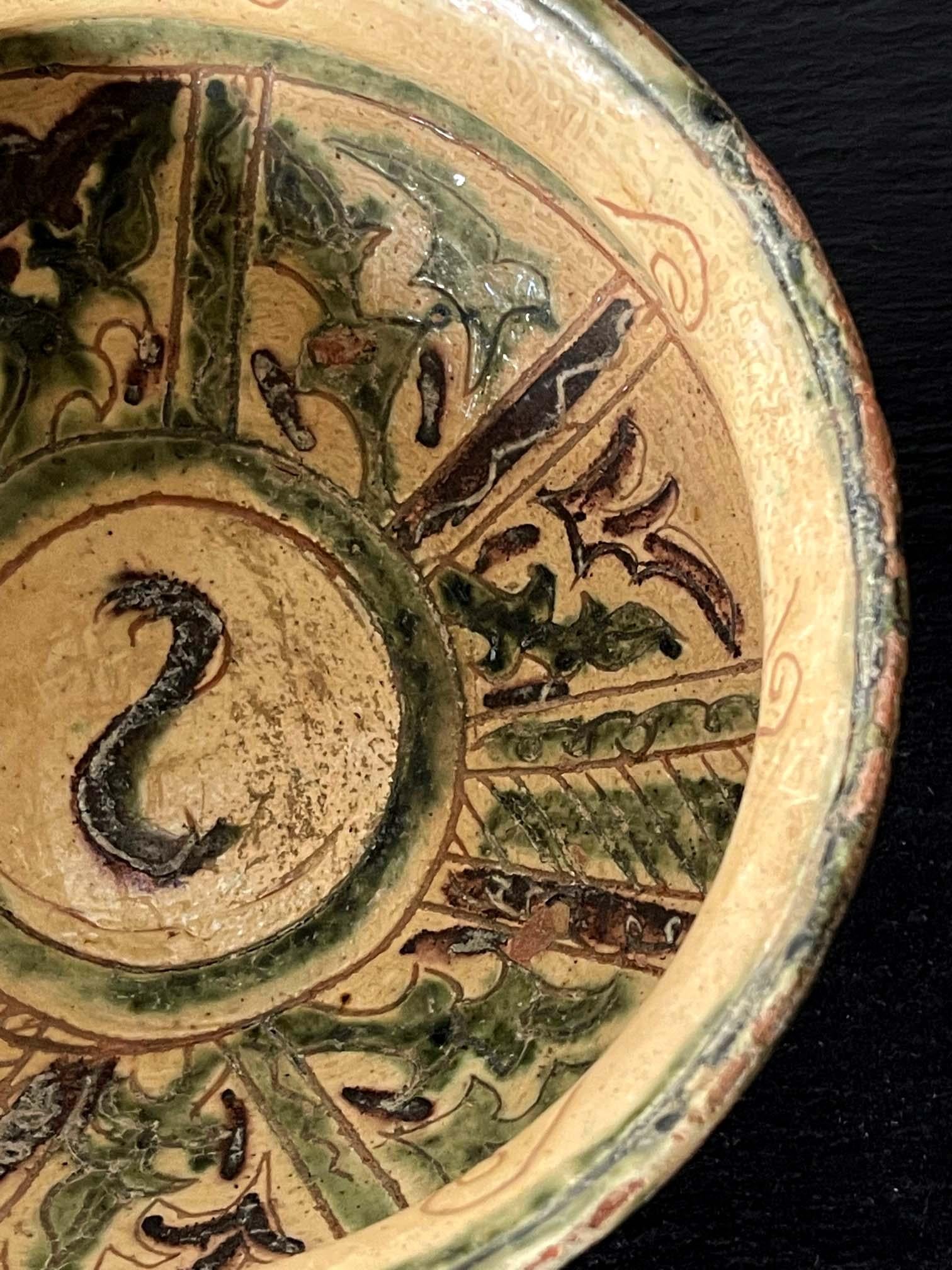 Antica ciotola islamica in ceramica smaltata con decorazione a schizzi e sgraffito in vendita 4