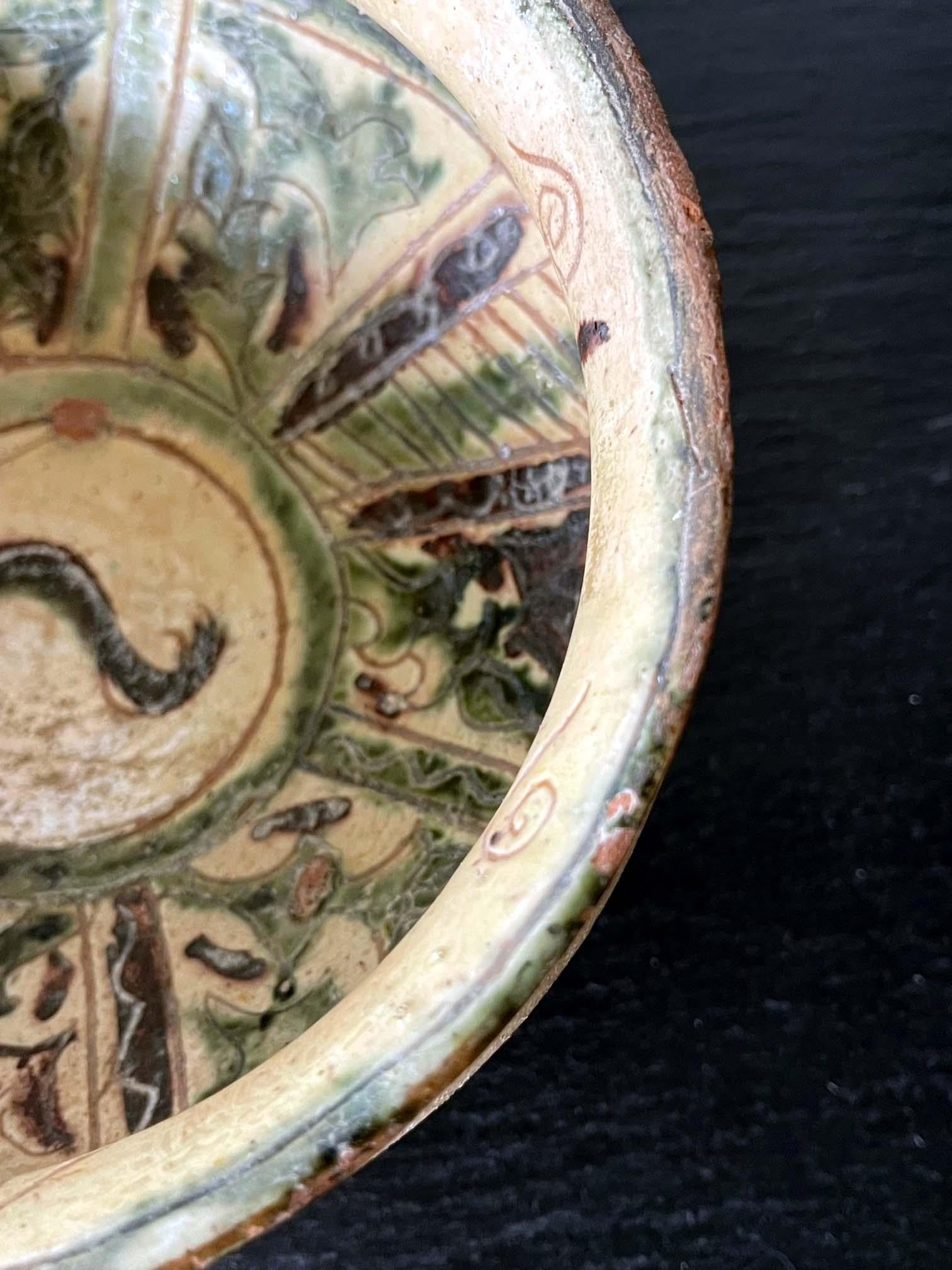 Antica ciotola islamica in ceramica smaltata con decorazione a schizzi e sgraffito in vendita 5