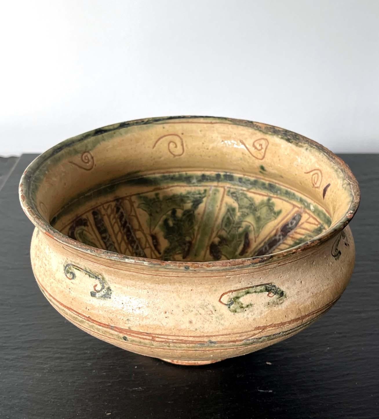 Persiano Antica ciotola islamica in ceramica smaltata con decorazione a schizzi e sgraffito in vendita